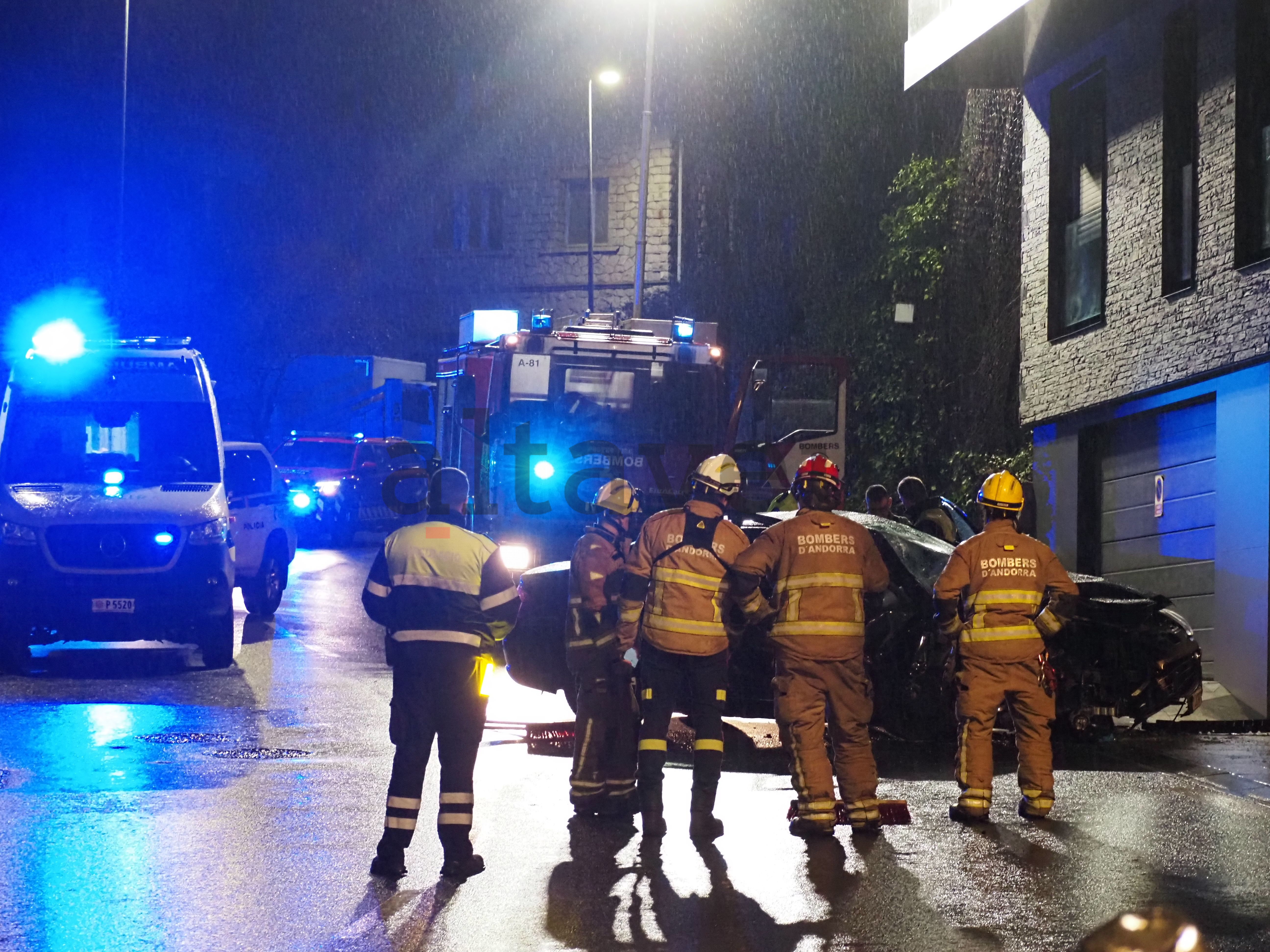 Bombers, policies i agents de circulació encara a lloc.