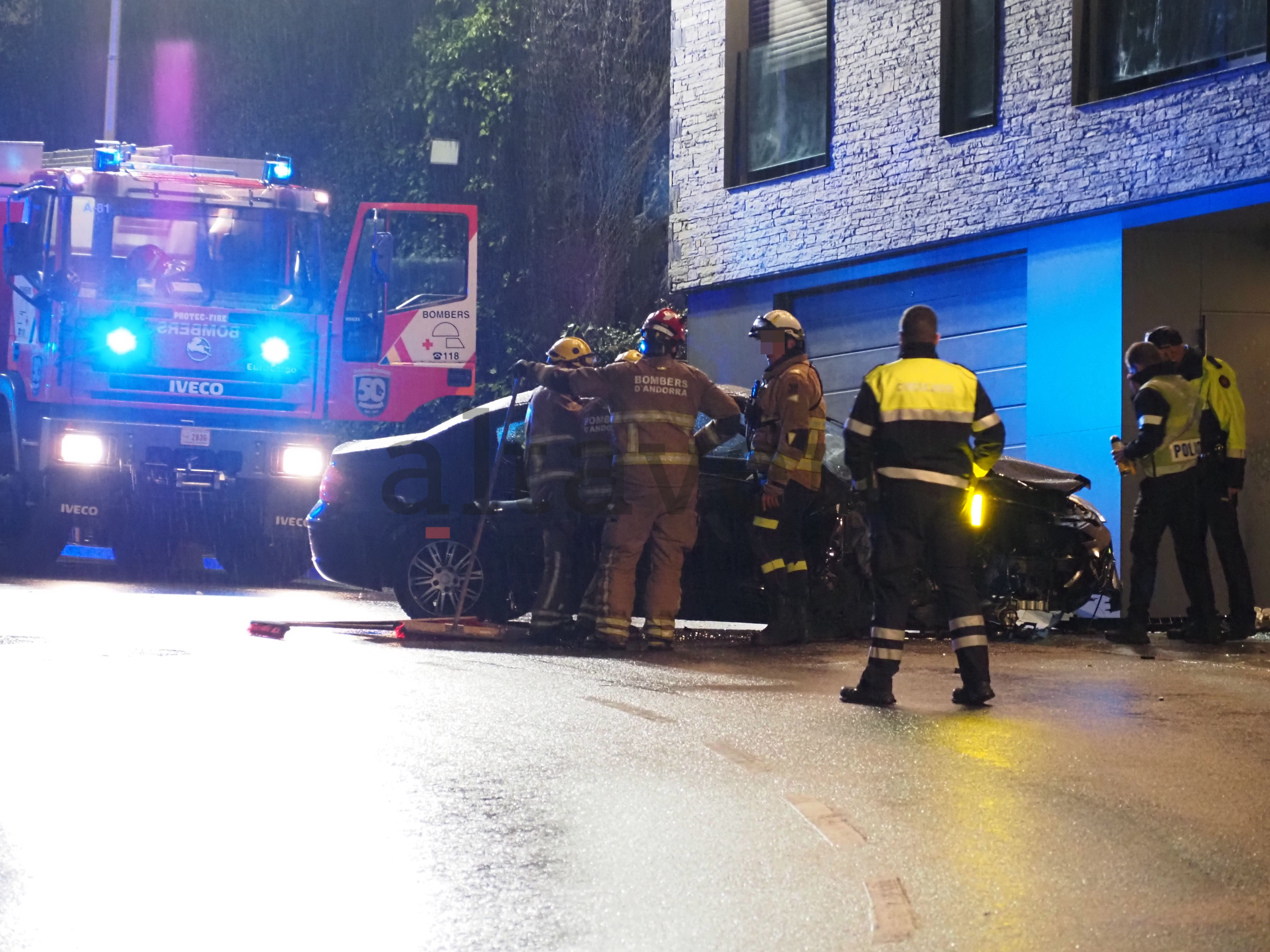 Els bombers han hagut d'excarcerar l'acompanyant.