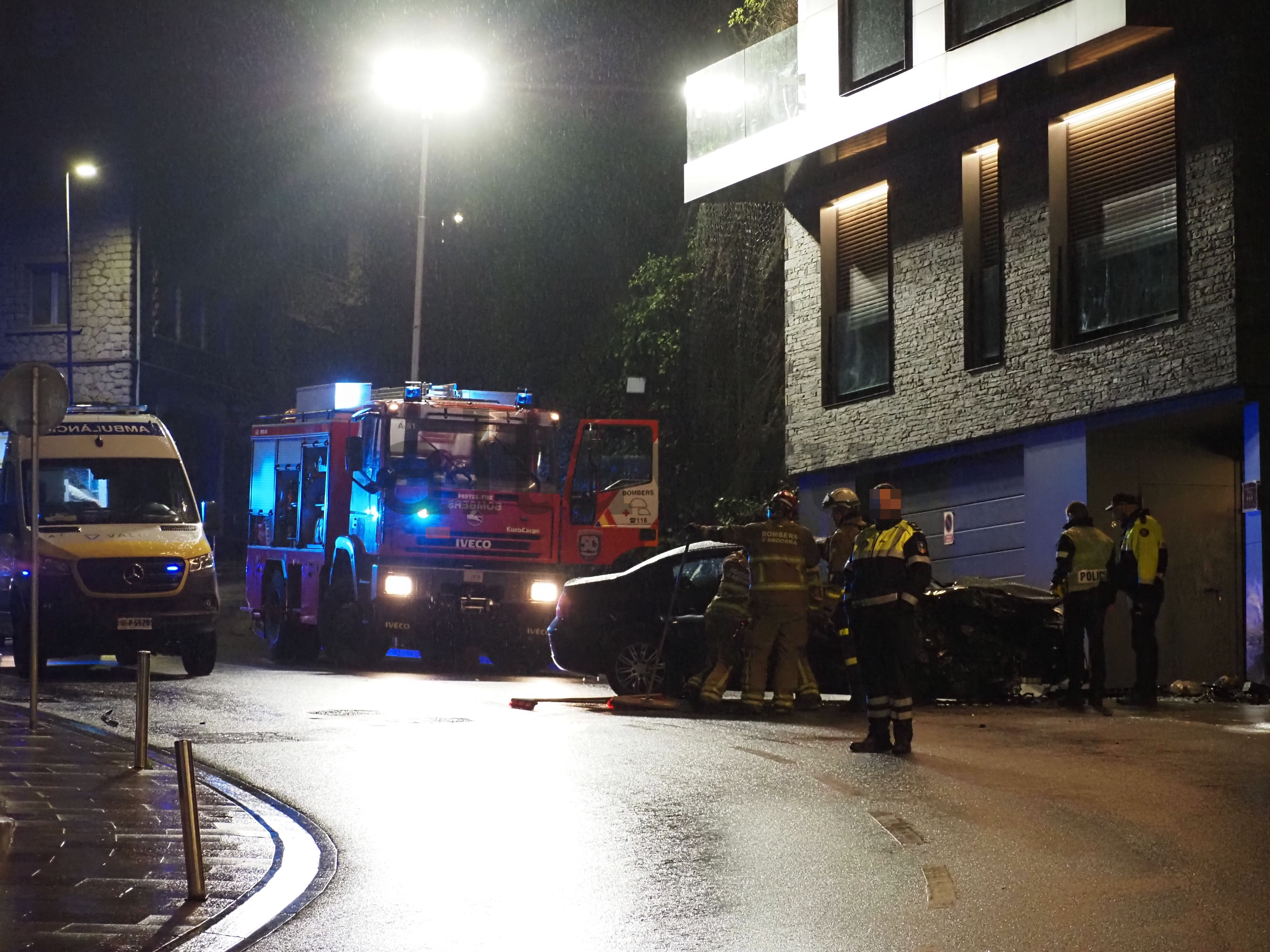 Imatge del cotxe accidentat i els serveis d'emergències al tomb del vehicle. Imatge del cotxe accidentat i els serveis d'emergències al tomb del vehicle.