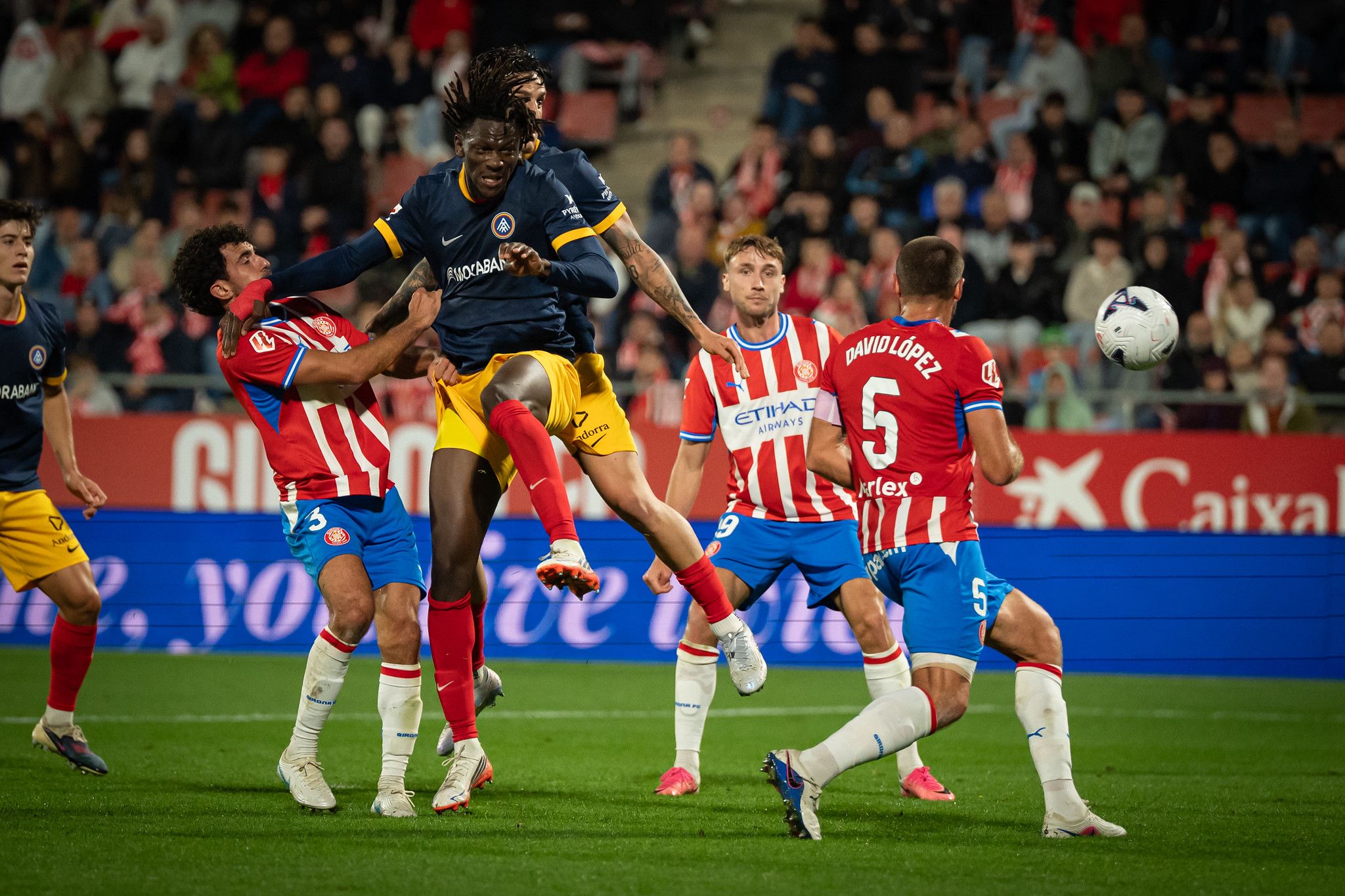Sidibe rematant l'esfèrica.
