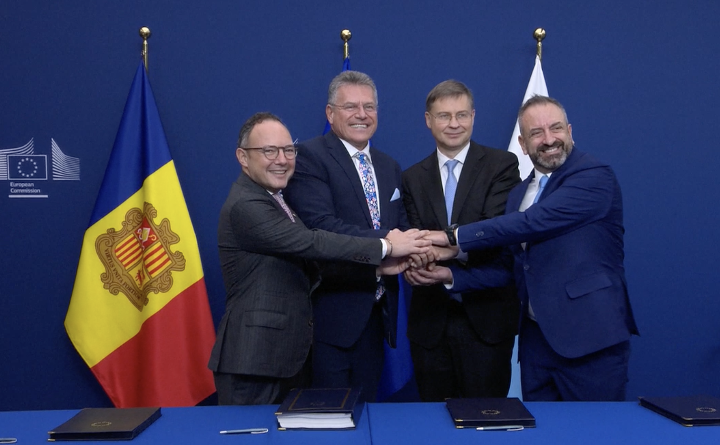 Els signataris de l'acord es congratulen amb una encaixada de mans. Els signataris de l'acord es congratulen amb una encaixada de mans.
