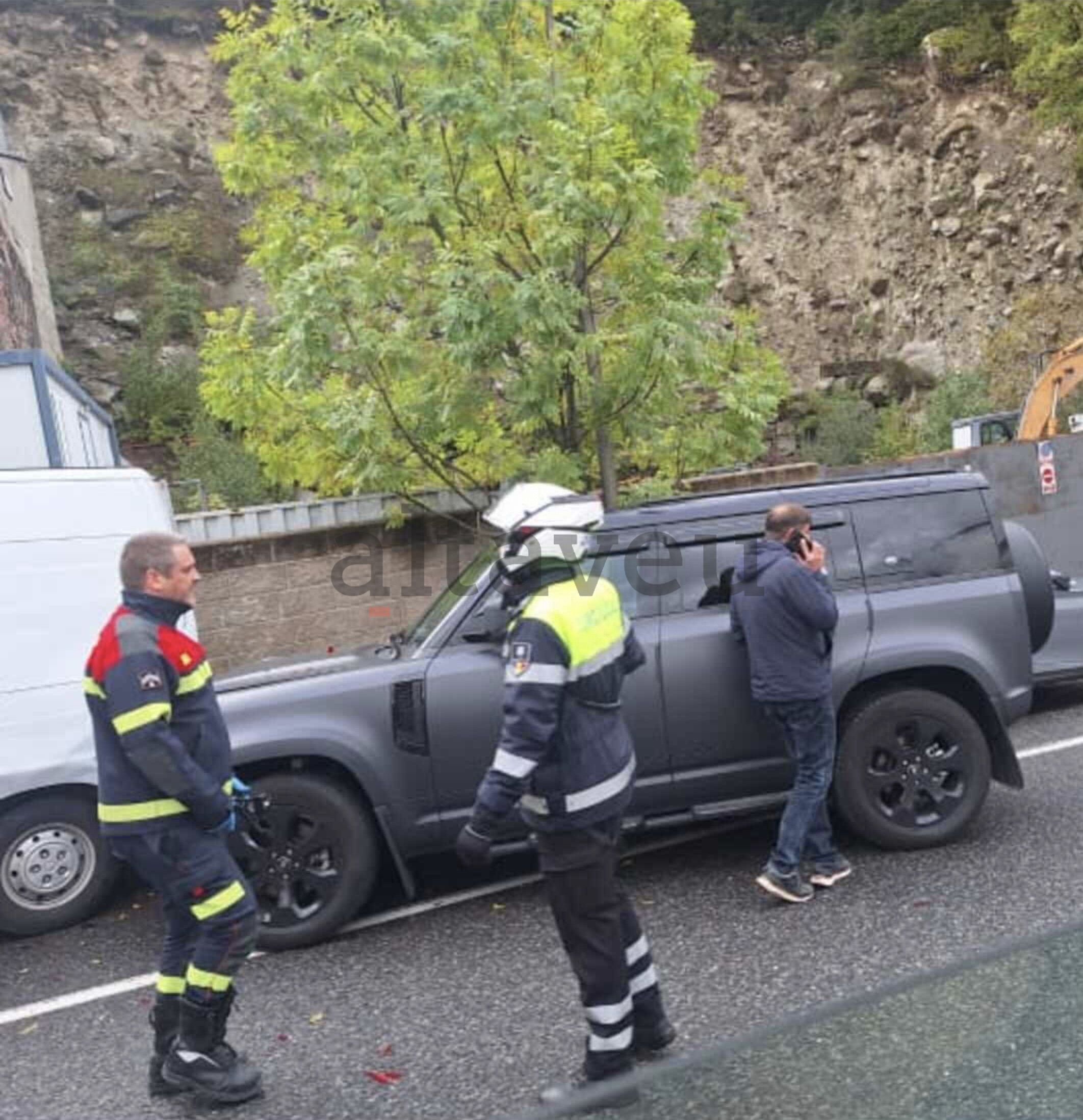 El vehicle accidentat. | Altaveu La portaveu del Sindicat, Rebeca Bonache.