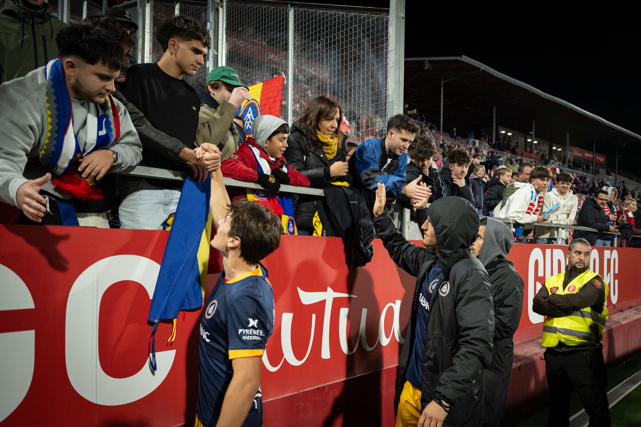 Els jugadors van anar a saludar a l'afició desplaçada a Montilivi. | FC Andorra La portaveu del Sindicat, Rebeca Bonache.
