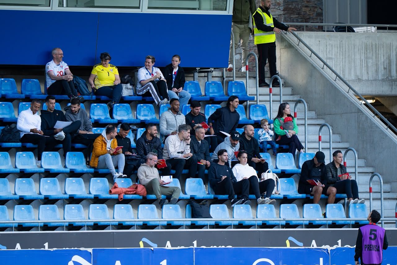 Herrerín, amb la gorra posada, entre diverses llegendes del futbol espanyol. La portaveu del Sindicat, Rebeca Bonache.
