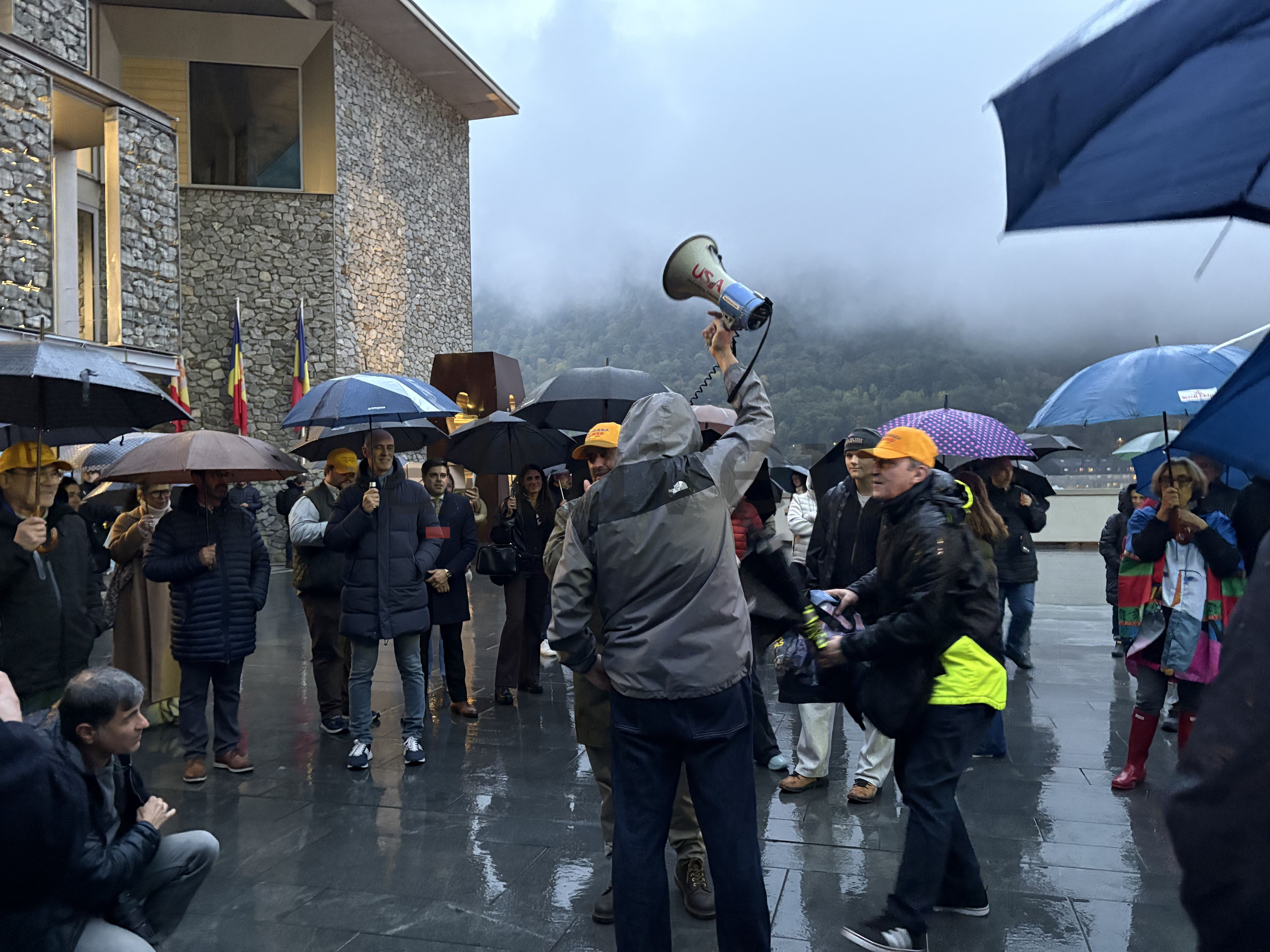 La manifestació ha reunit prop d'un centenar de persones.