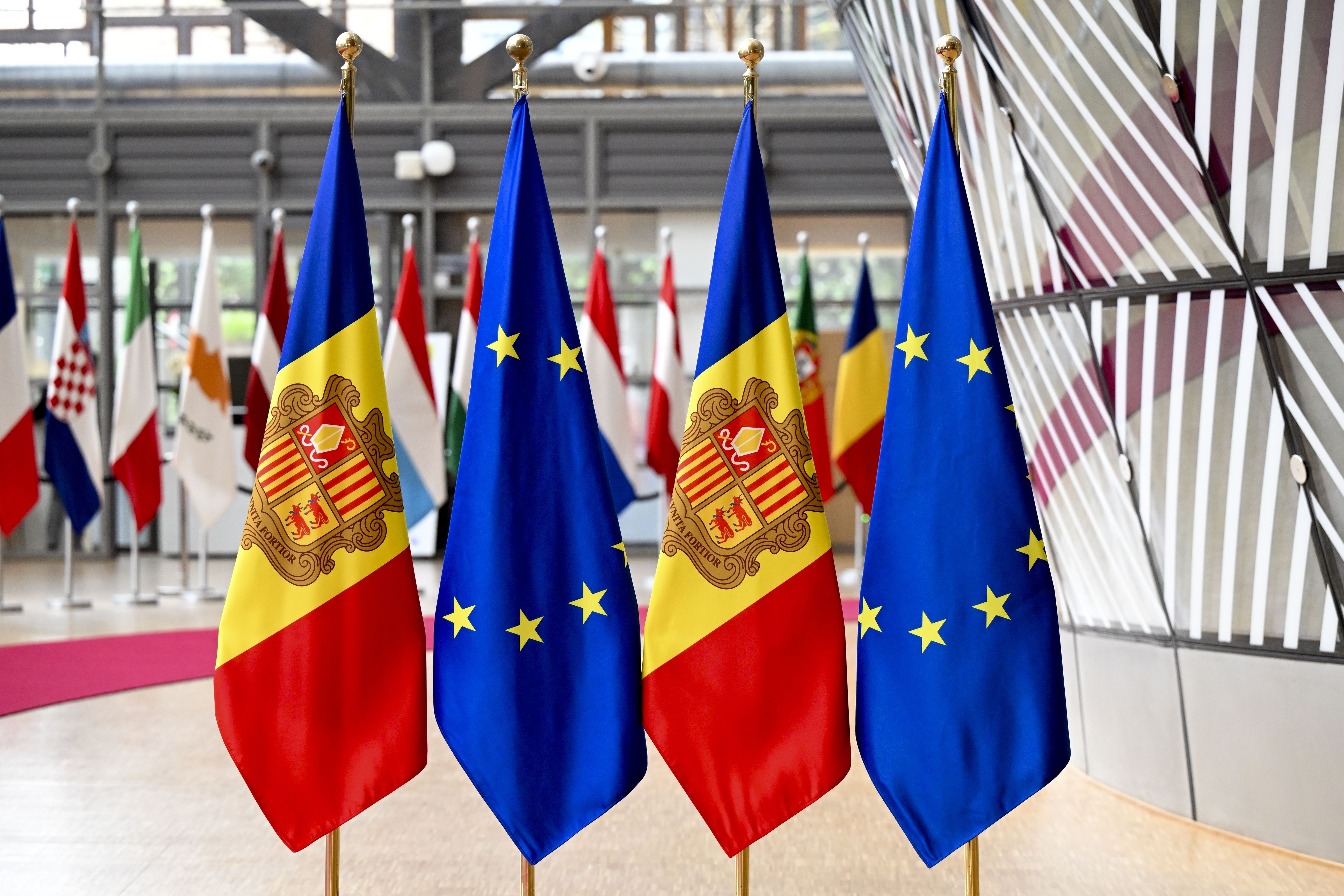 Banderes de la Unió Europea i d'Andorra en llueixen a la seu de la Comissió Europea el dia de la signatura de l'acord.