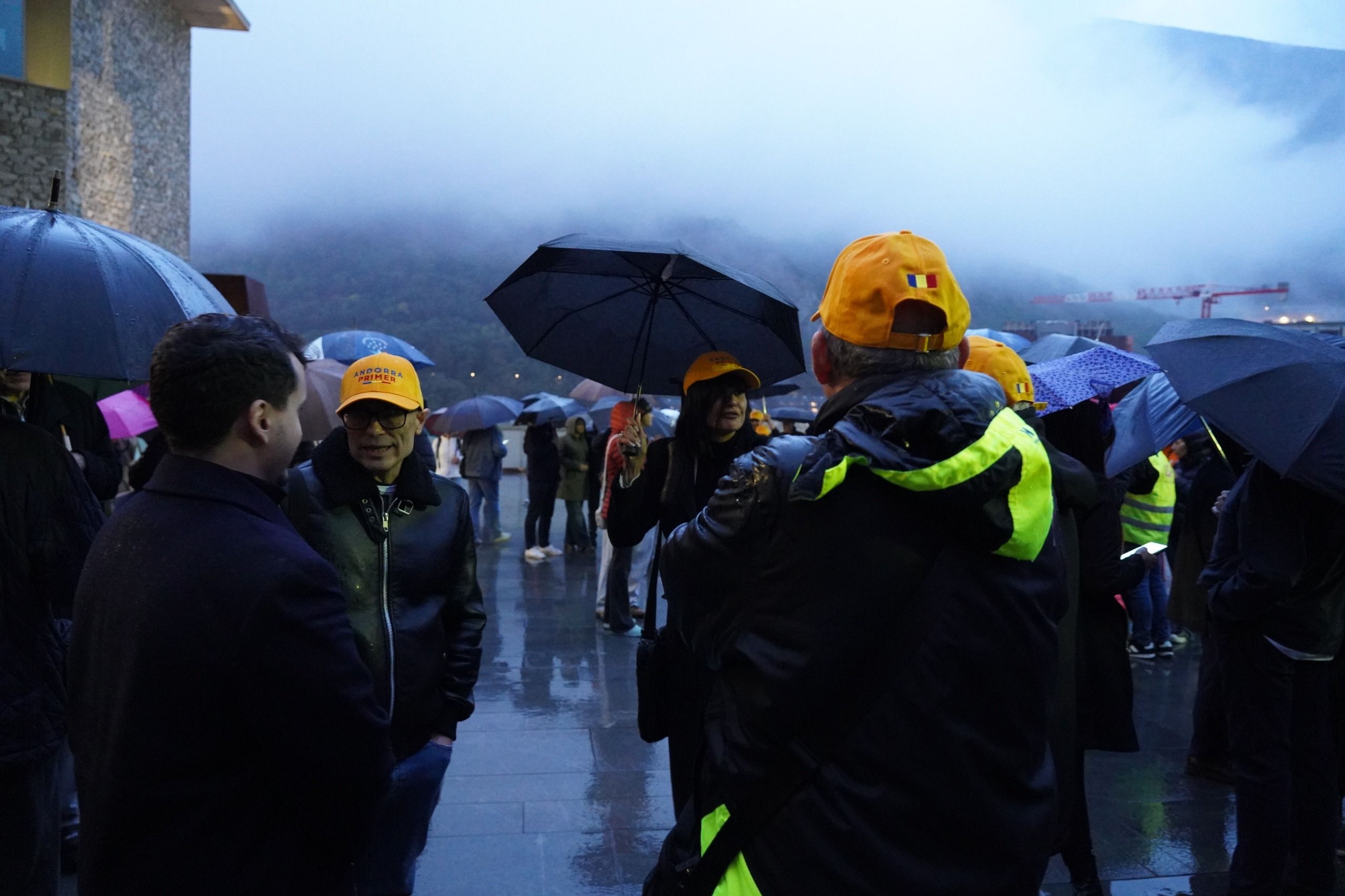 Carine Montaner parlant amb assistents que duien la gorra amb el missatge 'Andorra Primer'. | A.O.G.