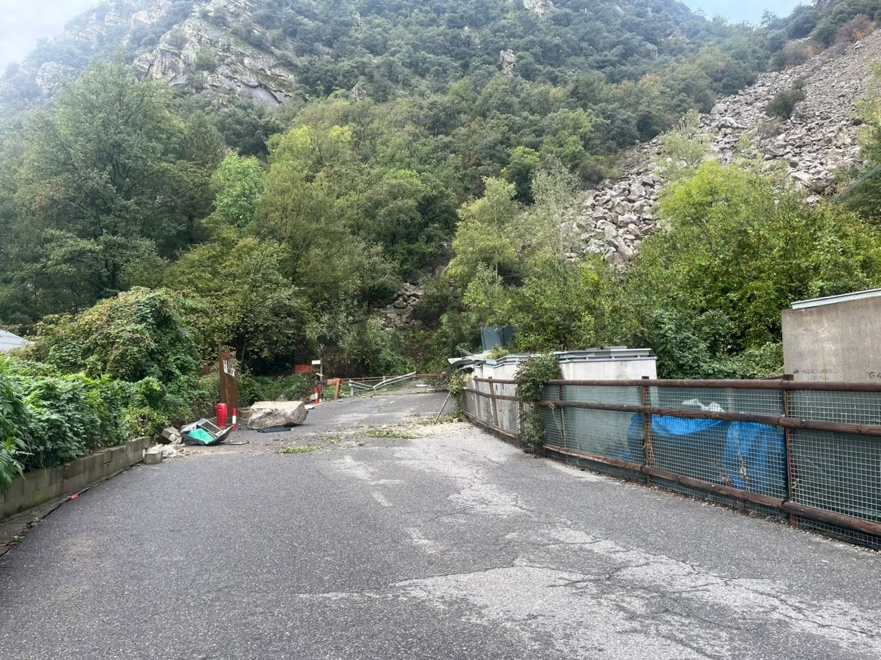 Imatge del roc que ha caigut just a l'inici del camí de Sant Vicenç d'Enclar. Imatge del roc que ha caigut just a l'inici del camí de Sant Vicenç d'Enclar.