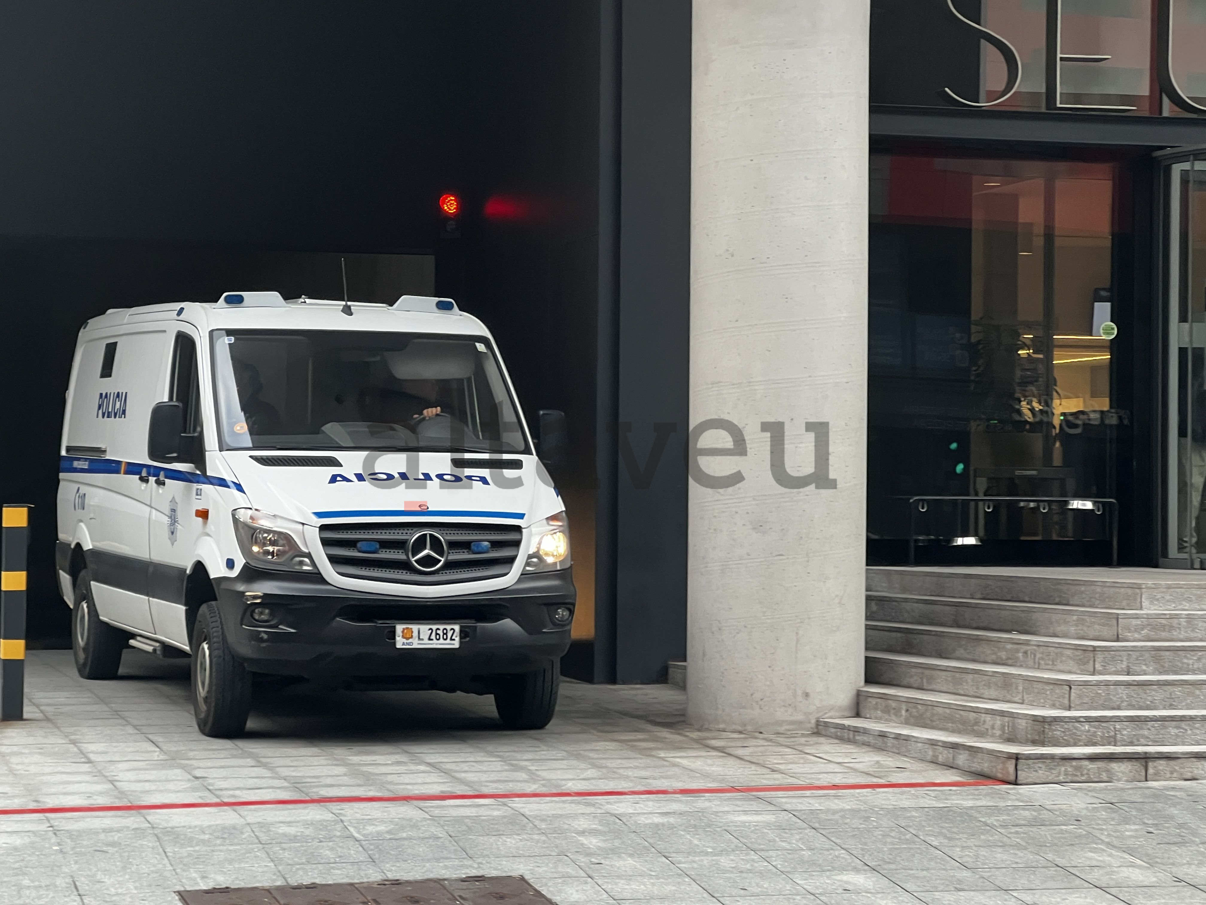 El furgó que ha traslladat el empresonats de la Comella a la Seu de la Justícia i del tribunal al centre penitenciari. El furgó que ha traslladat el empresonats de la Comella a la Seu de la Justícia i del tribunal al centre penitenciari.