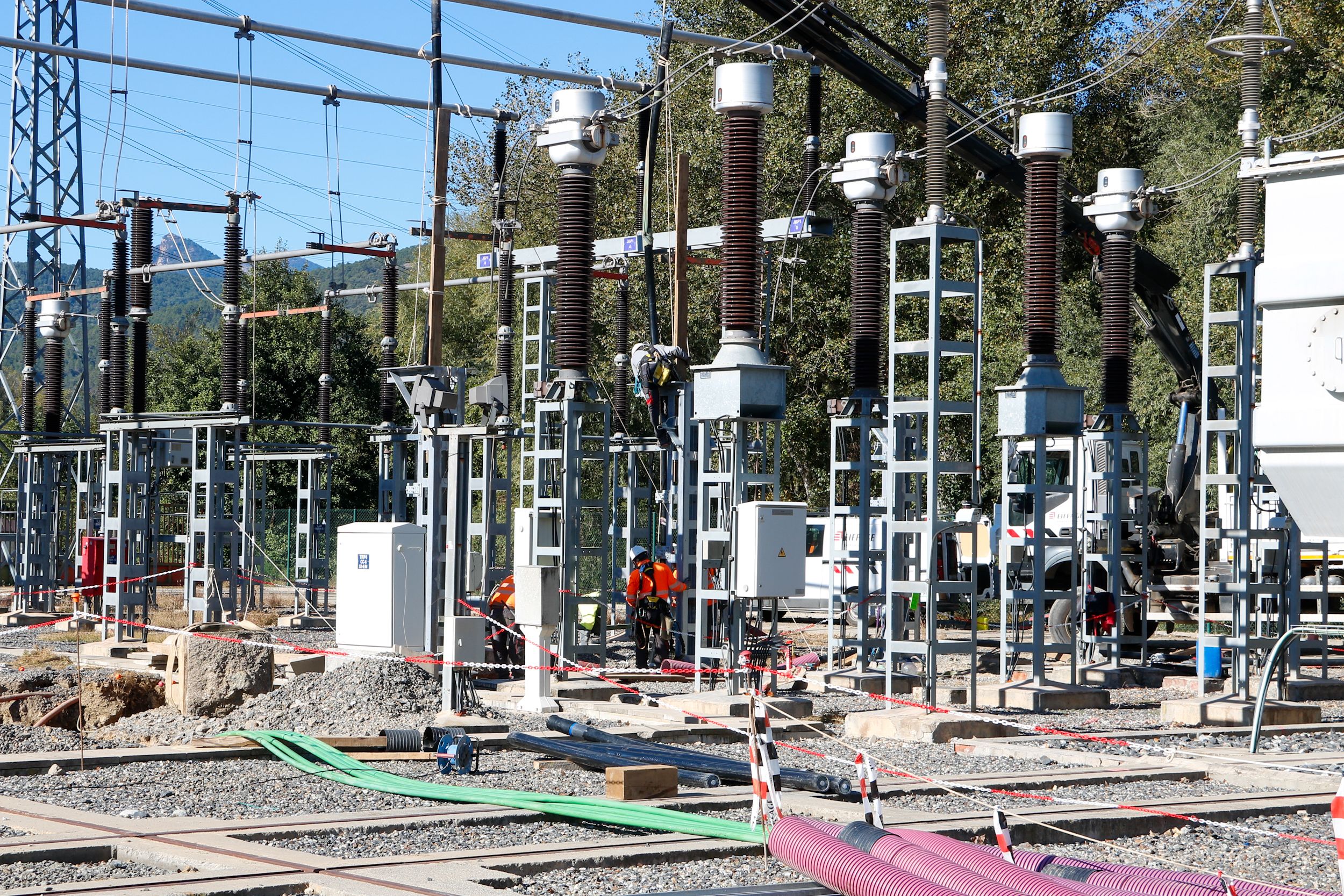 Operaris iniciant el desmantellament de l'antiga subestació elèctrica d'Adrall. Operaris iniciant el desmantellament de l'antiga subestació elèctrica d'Adrall.