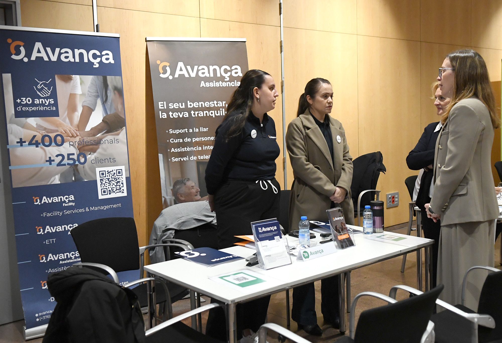 Laura Camps durant la visita a la 12a Trobada laboral. La portaveu del Sindicat, Rebeca Bonache.