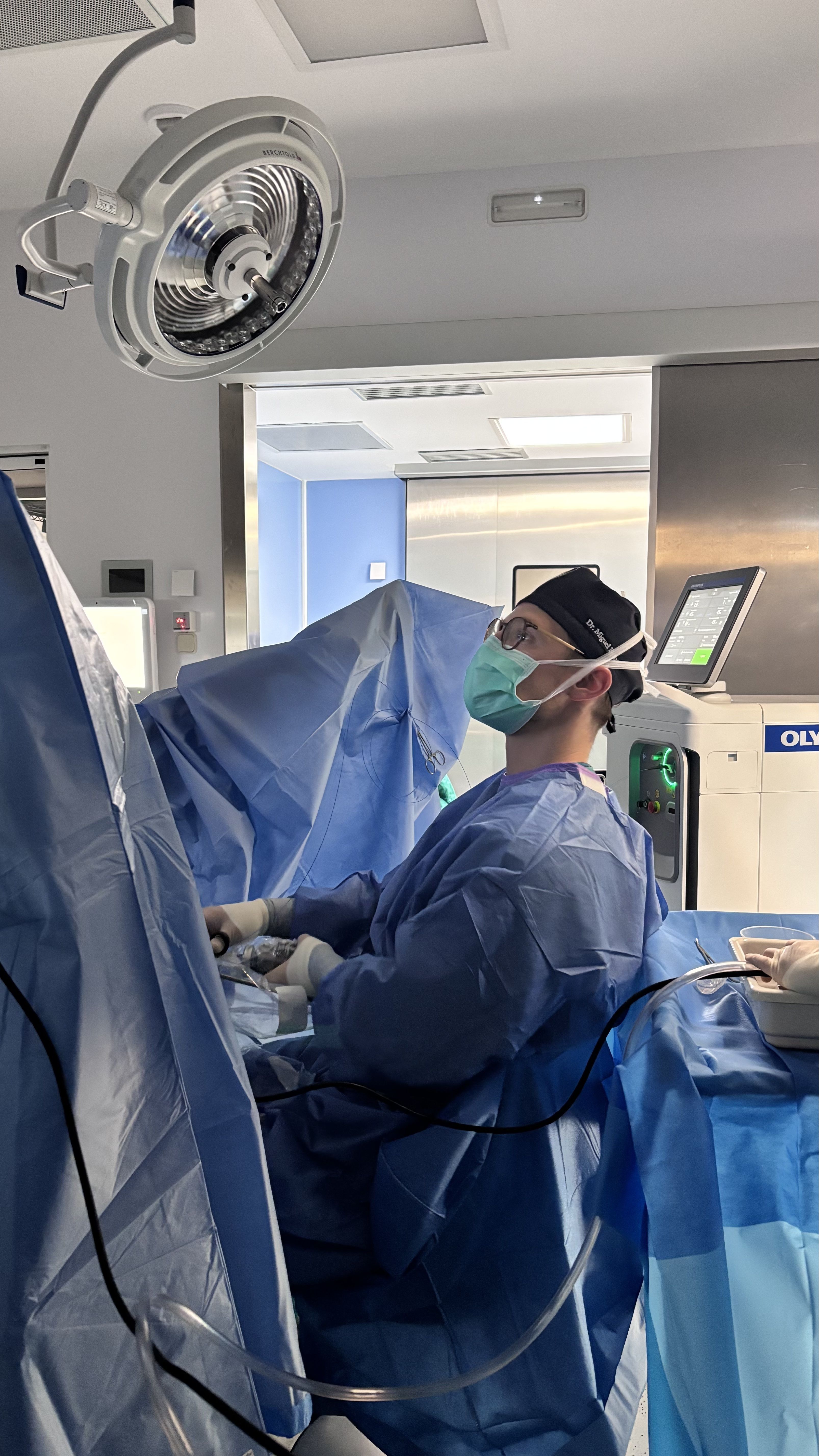 El doctor Beltrán durant una intervenció. El doctor Beltrán durant una intervenció.
