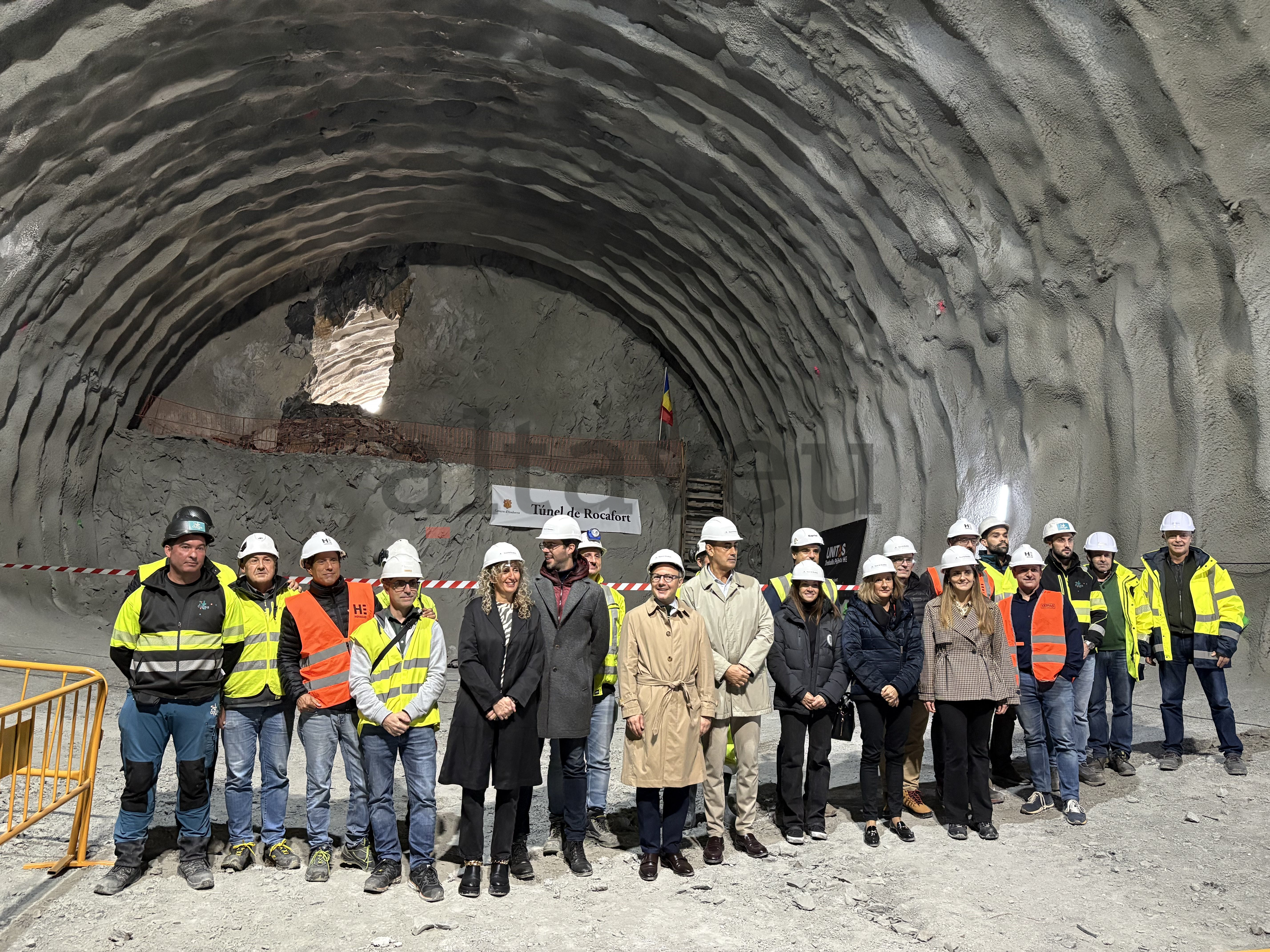 Autoritats i treballadors a l'interior del túnel.