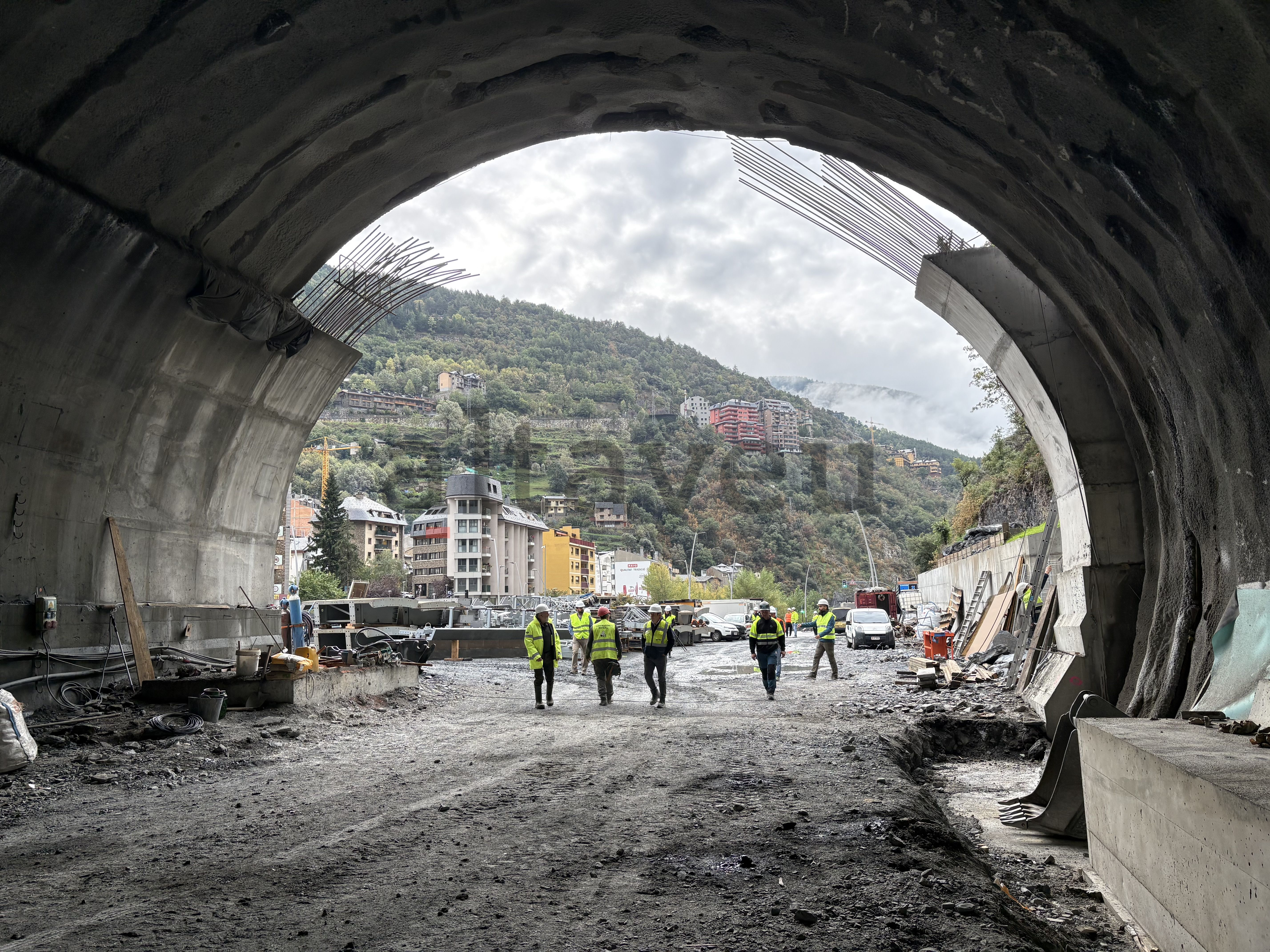 La boca sud des de l'interior del túnel. La boca sud des de l'interior del túnel.