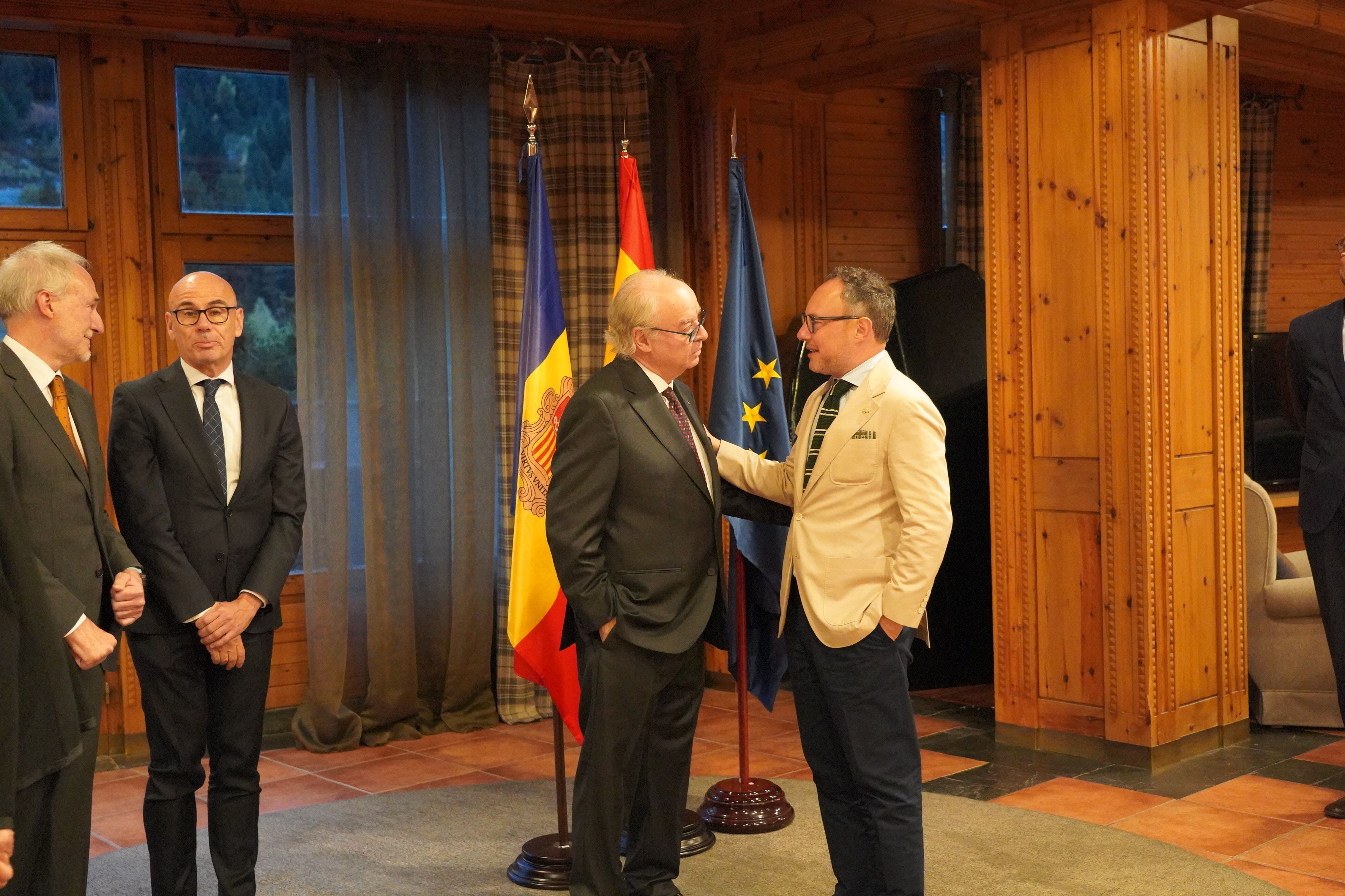 Pérez-.Desoy saluda Xavier Espot durant el passamans.