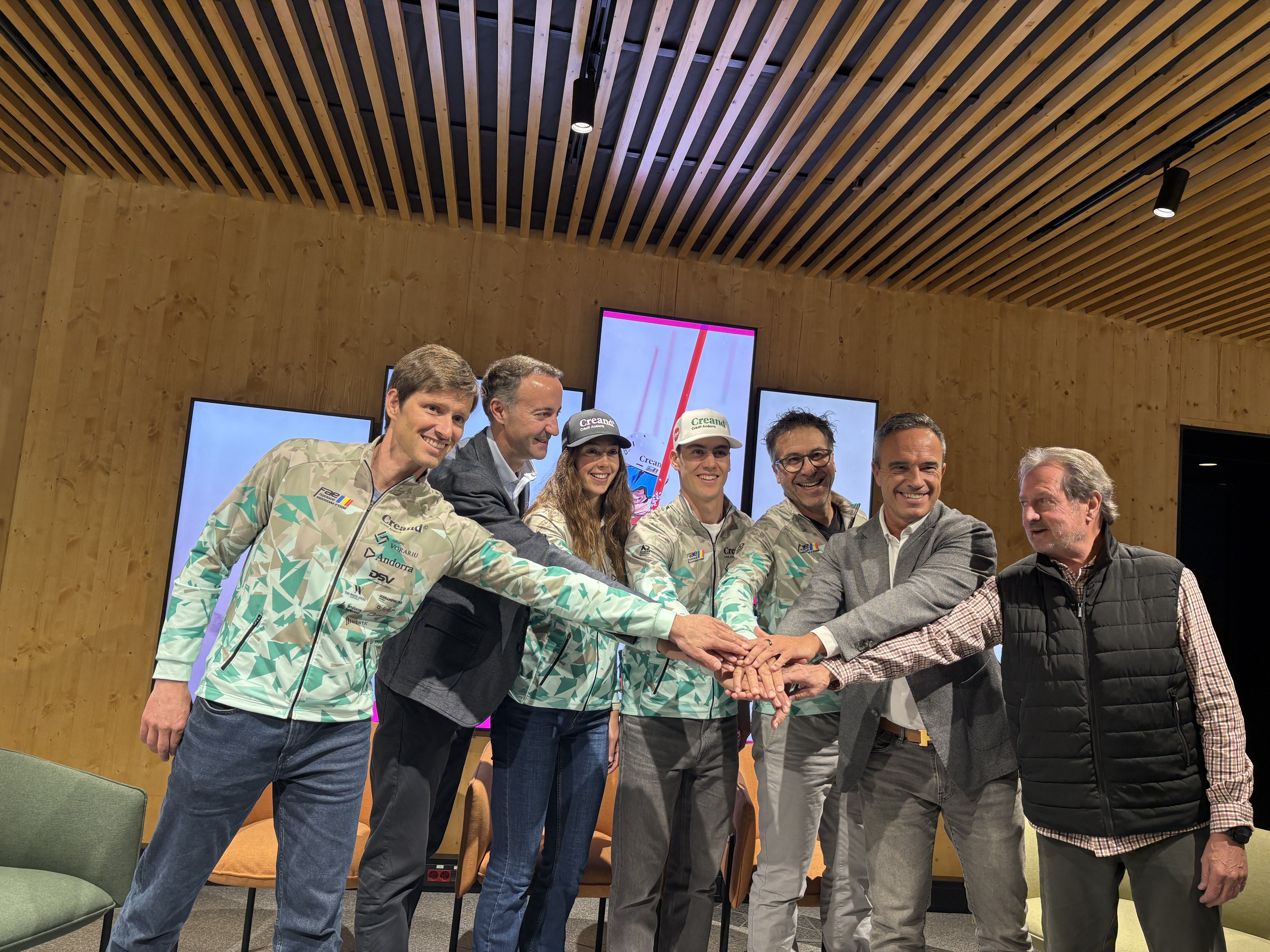 Carla Mijares i Xavier Cornella, acompanyats de Roger Vidosa, Fred Beauviel, Alain Cabanes i David Baró, durant la presentació de l’inici de temporada de l’equip d’eslàlom de la FAE.
