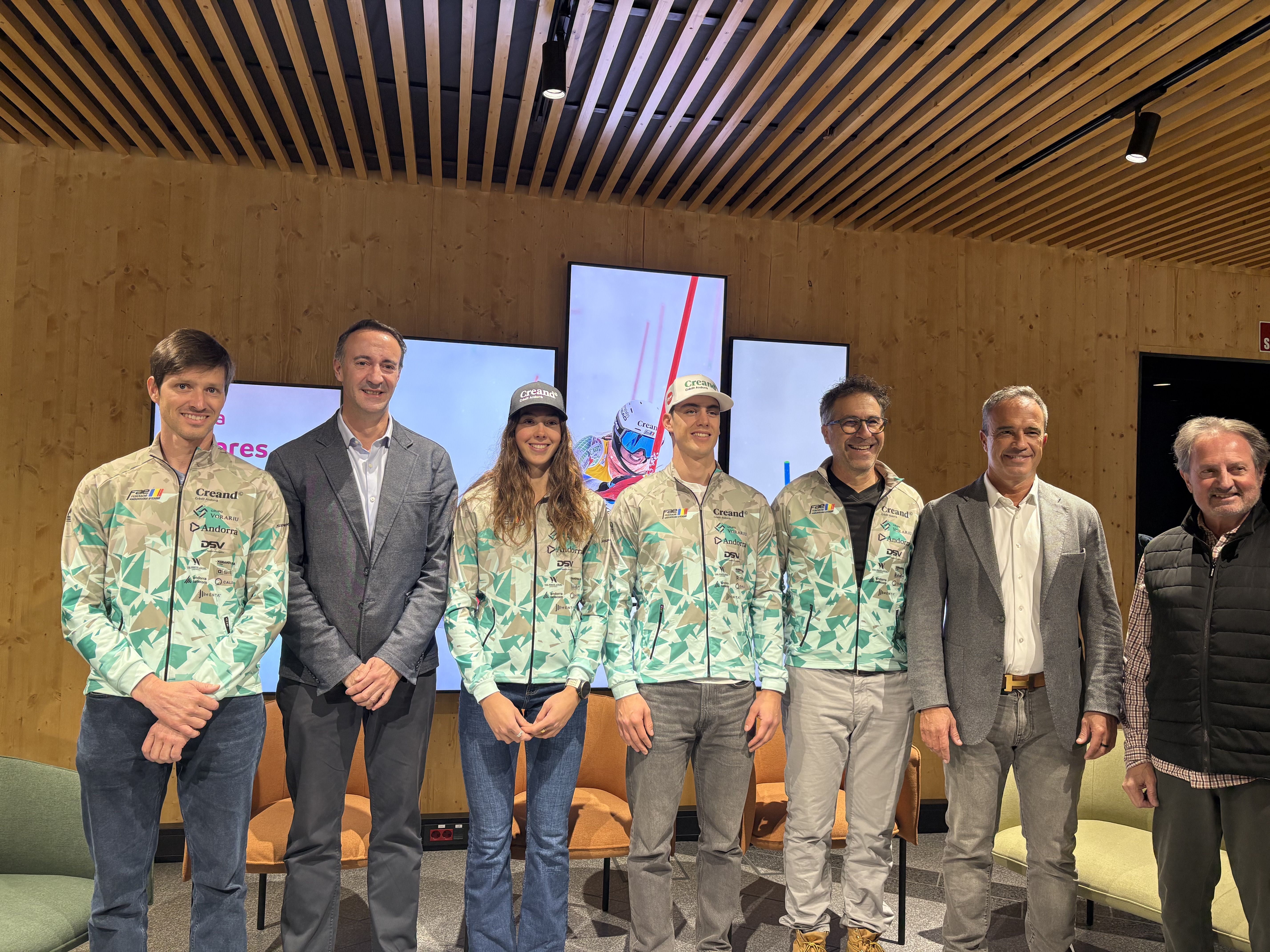 Foto de grup durant la presentació d'aquesta tarda. | A.O.G. La portaveu del Sindicat, Rebeca Bonache.