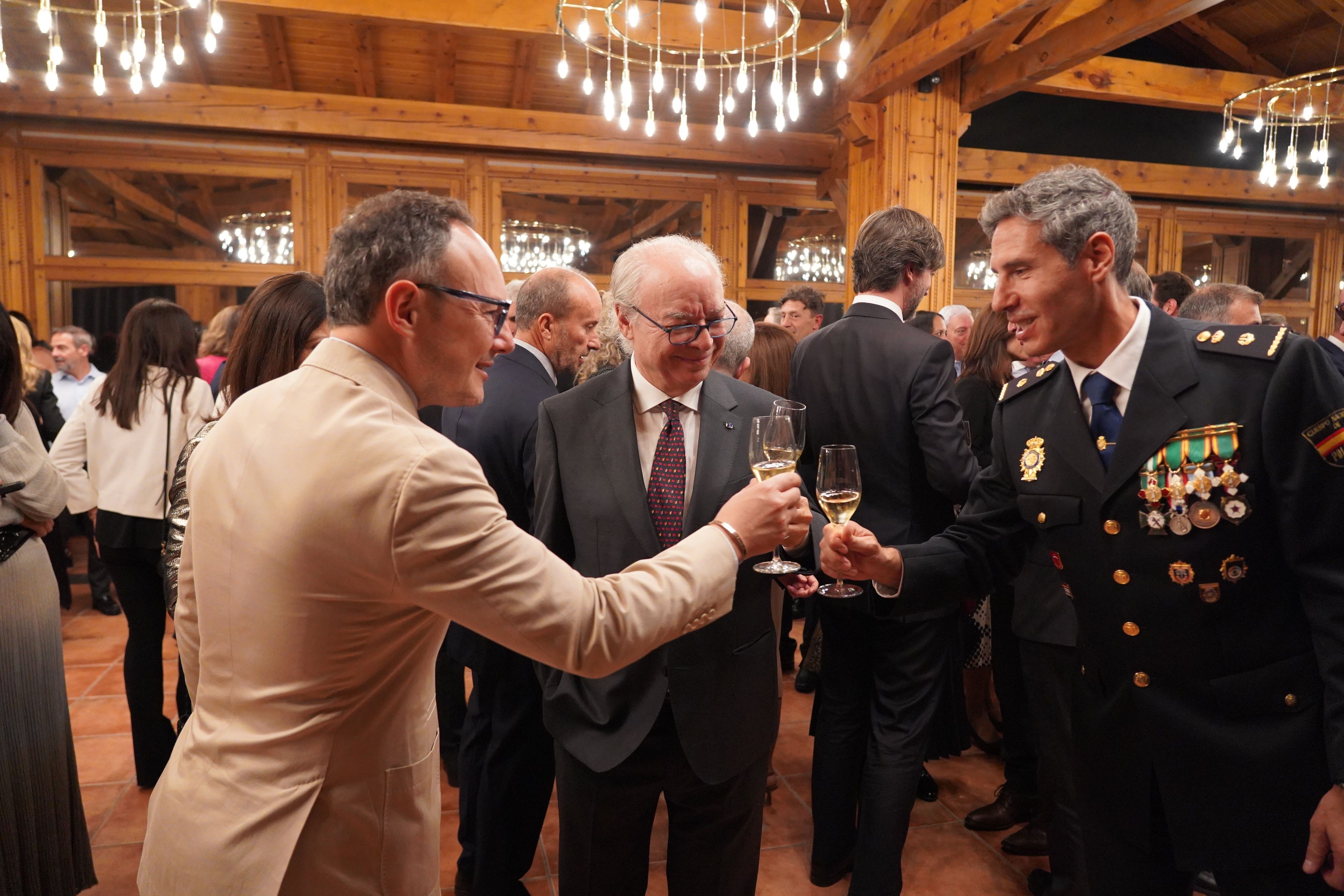 Espot i Pérez-Desoy brinden amb un dels caps de la policia nacional.