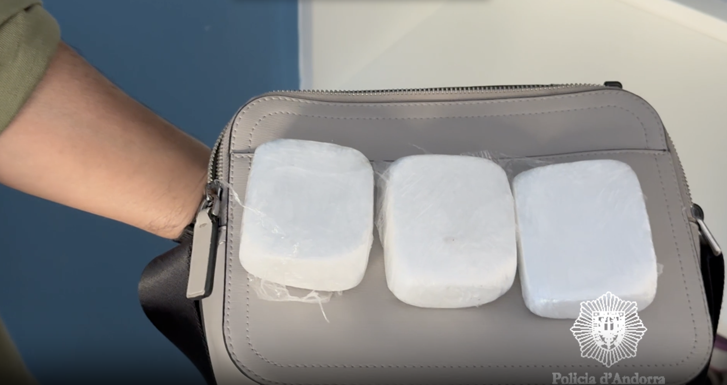 La cocaïna premsada que se li va comissar a l'home. La cocaïna premsada que se li va comissar a l'home.