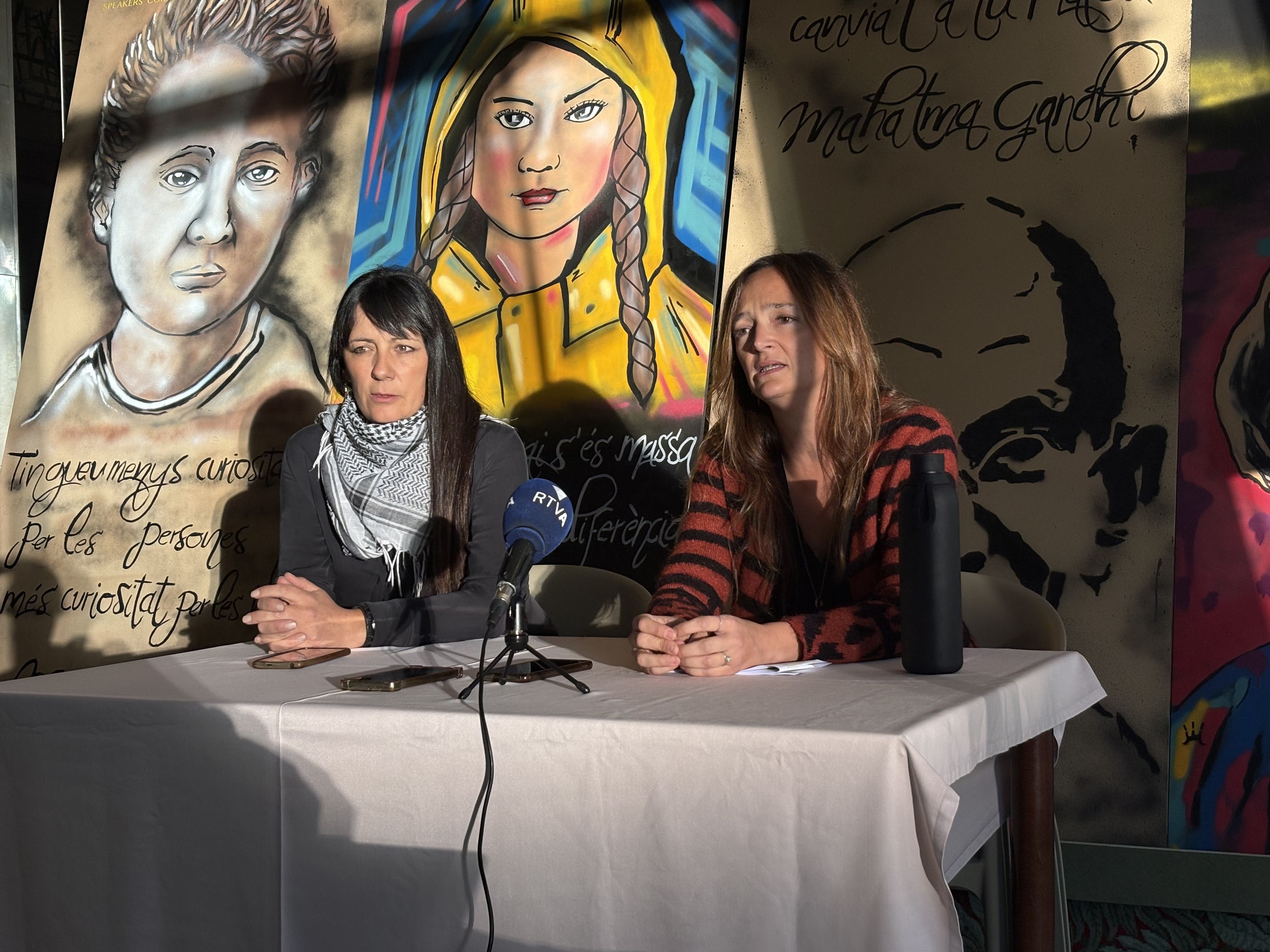 Amaya Ferrer, presidenta de Hope Palestina, i Maria Burgués, portaveu de l’entitat, durant la roda de premsa d’aquest dimecres.