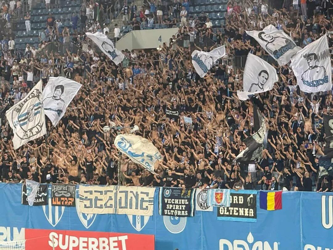 Seguidors de l’Universitatea Craiova a la graderia durant un partit del conjunt romanès. La portaveu del Sindicat, Rebeca Bonache.