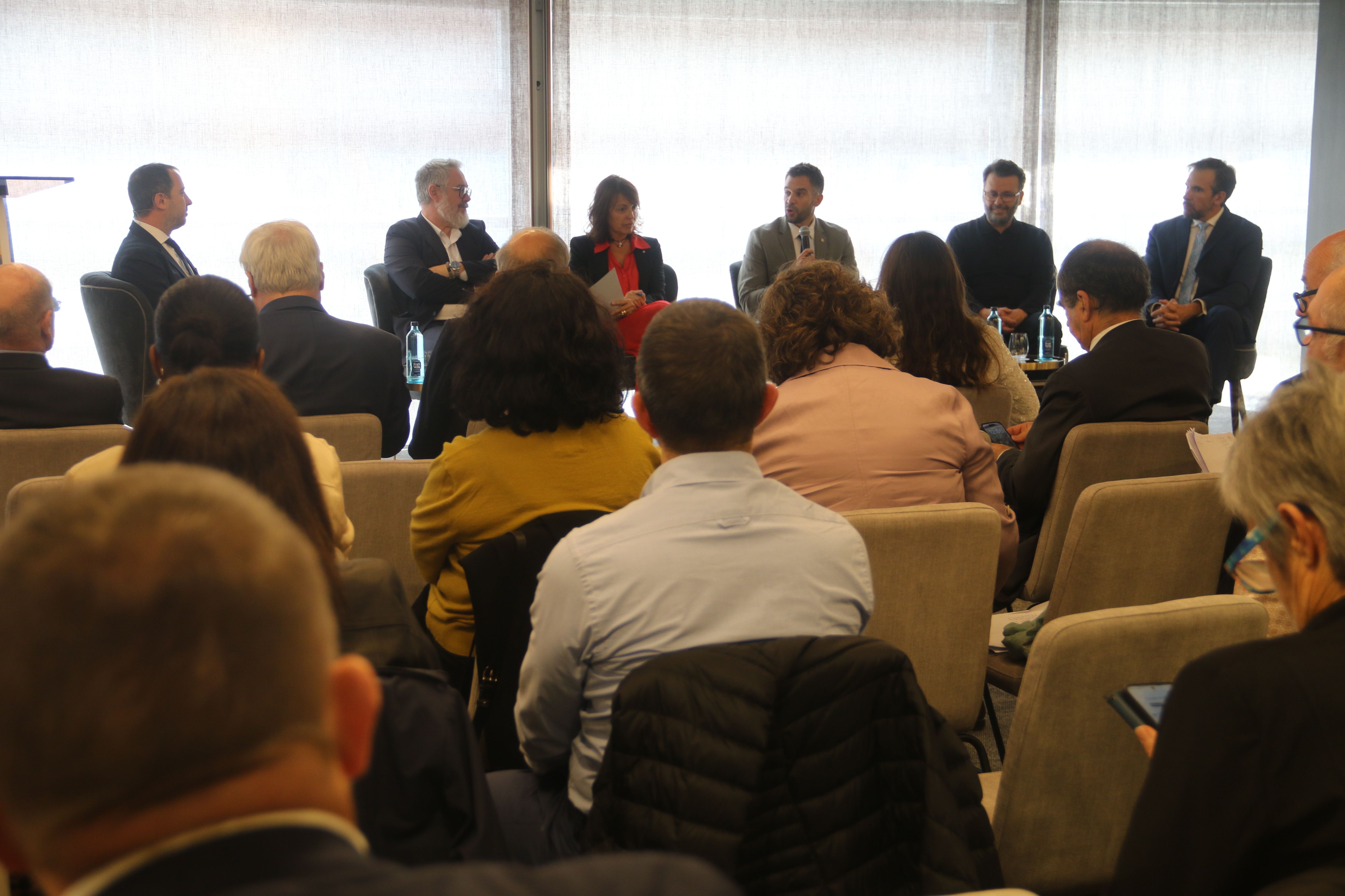 Un moment de la taula rodona sobre mobilitat i connectivitat.