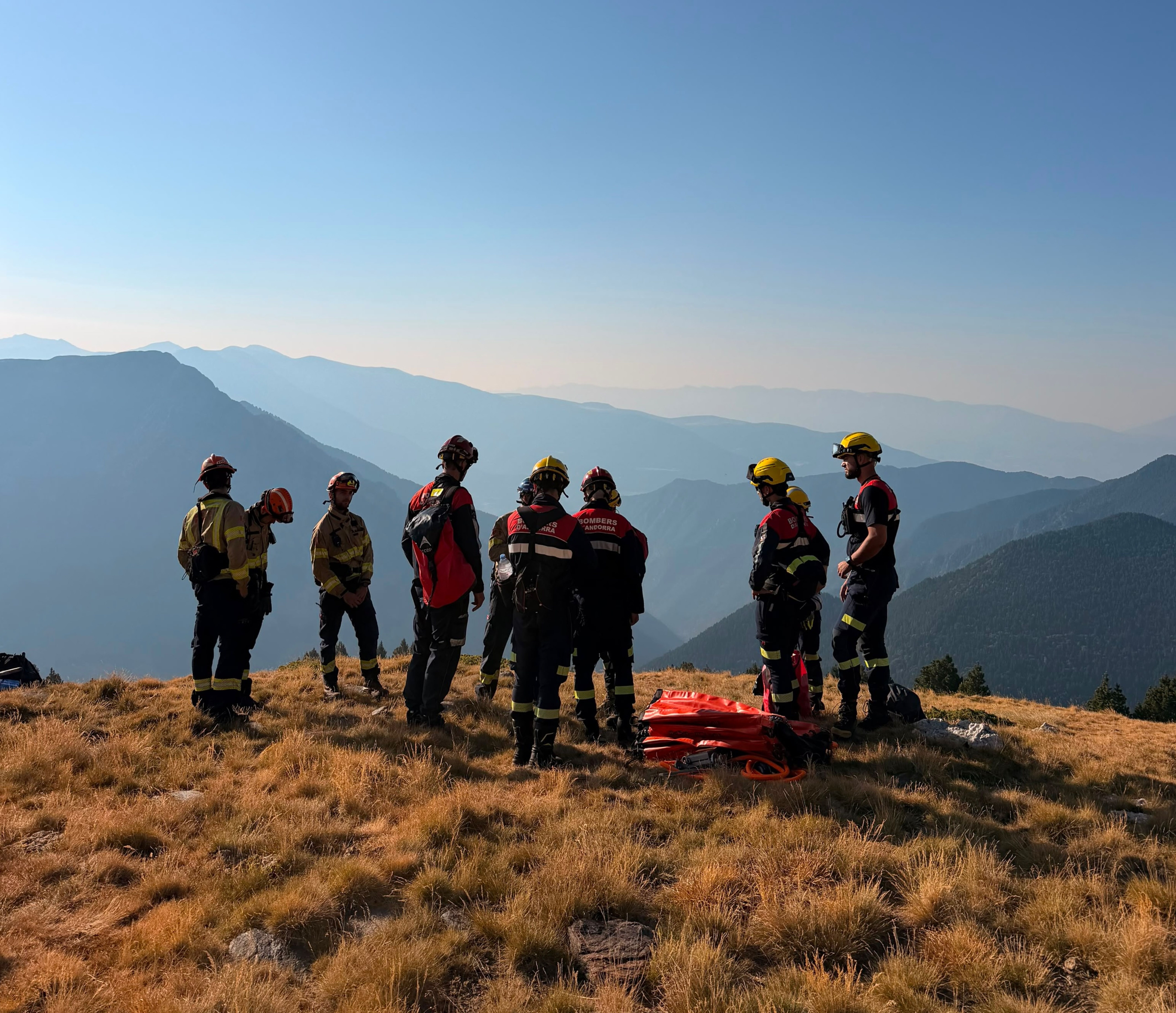 Efectius dels bombers en una actuació. forestal.