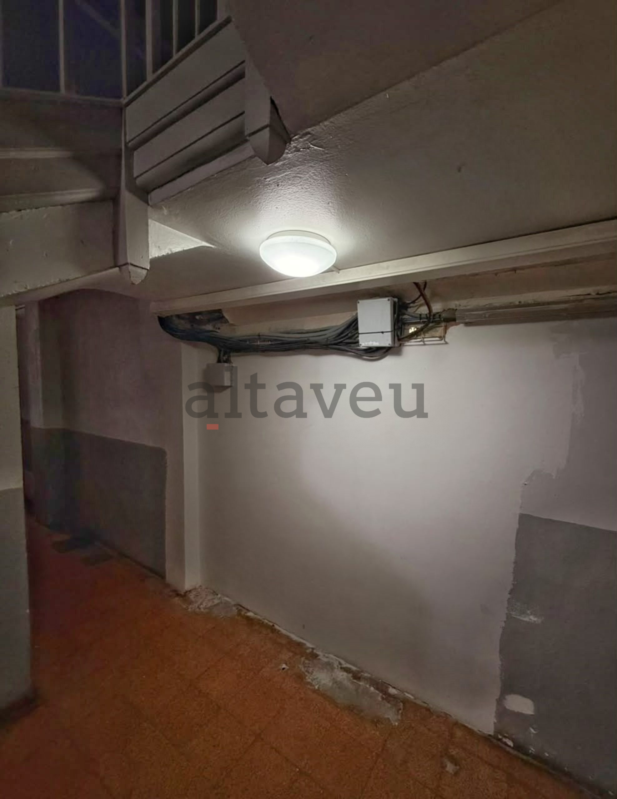 Aspecte del vestíbul del 34 de l'avinguda Doctor Mitjavila.