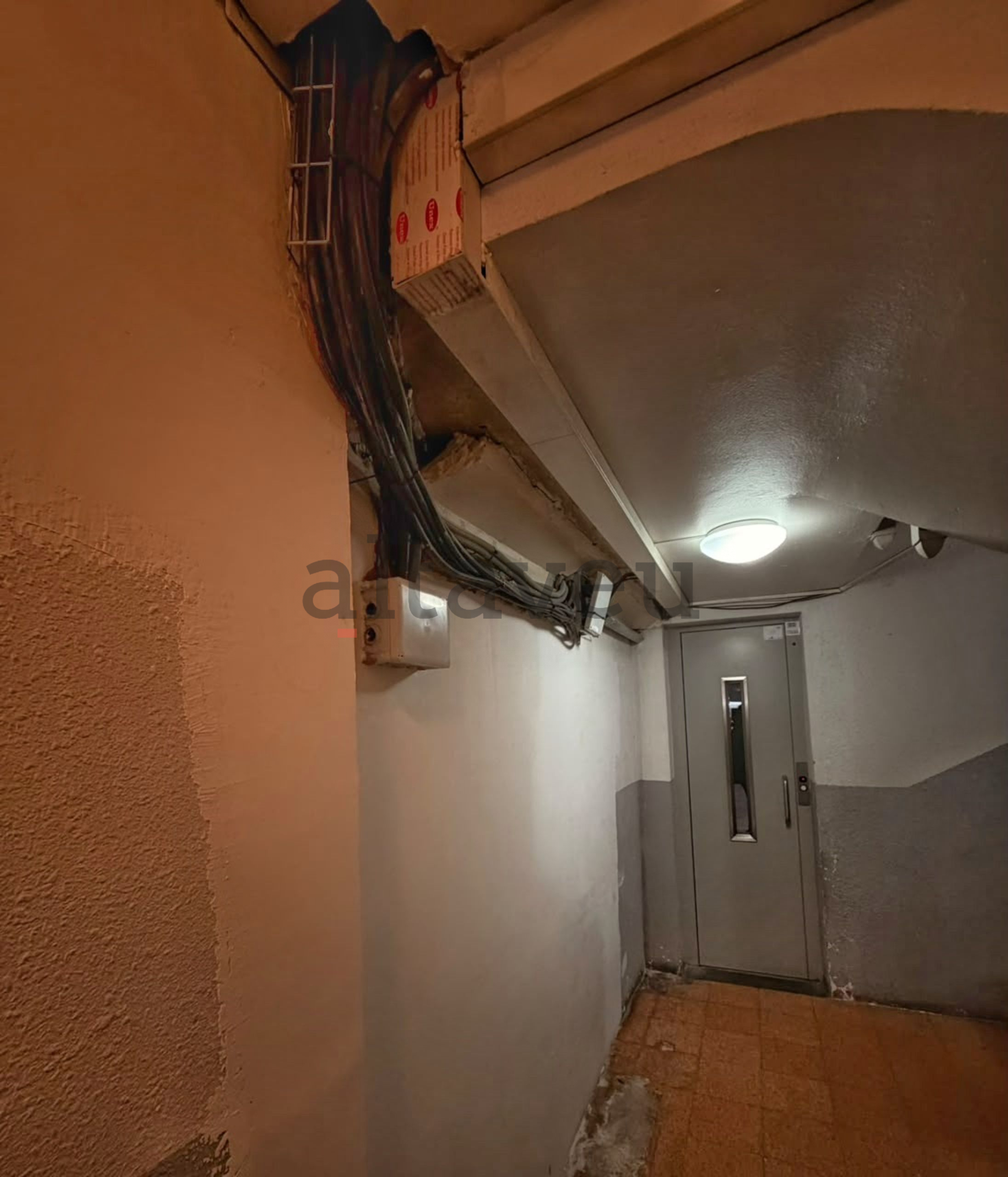 El vestíbul del 34 de l'avinguda Mitjavila. El vestíbul del 34 de l'avinguda Mitjavila.