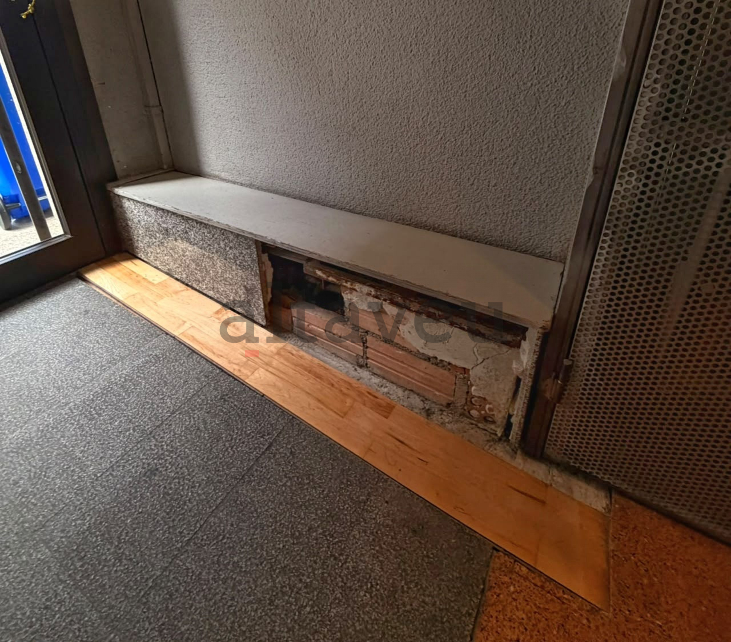 Un forat en el banc que hi ha al vestíbul del 34 de l'avinguda Mitjavila. Un forat en el banc que hi ha al vestíbul del 34 de l'avinguda Mitjavila.
