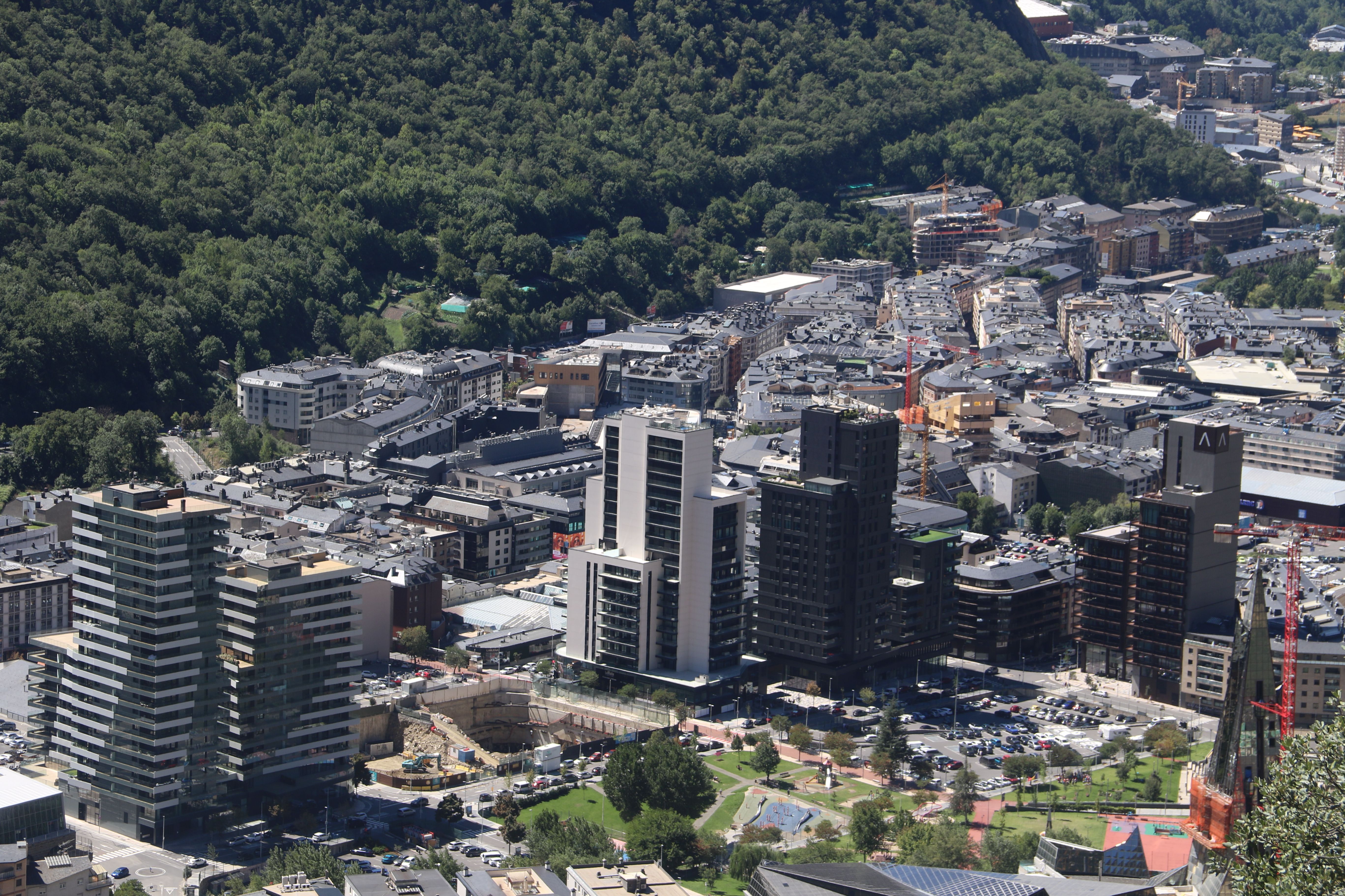Una imatge del centre d'Escaldes i d'Andorra la Vella amb les torres del Clot d'Emprivat en primer terme.