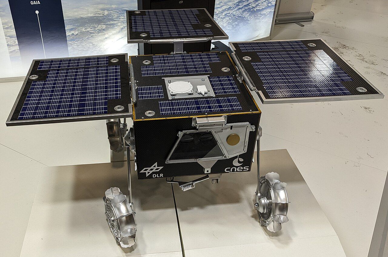 Model del rover IDEFIX presentat al IAC2022 La portaveu del Sindicat, Rebeca Bonache.