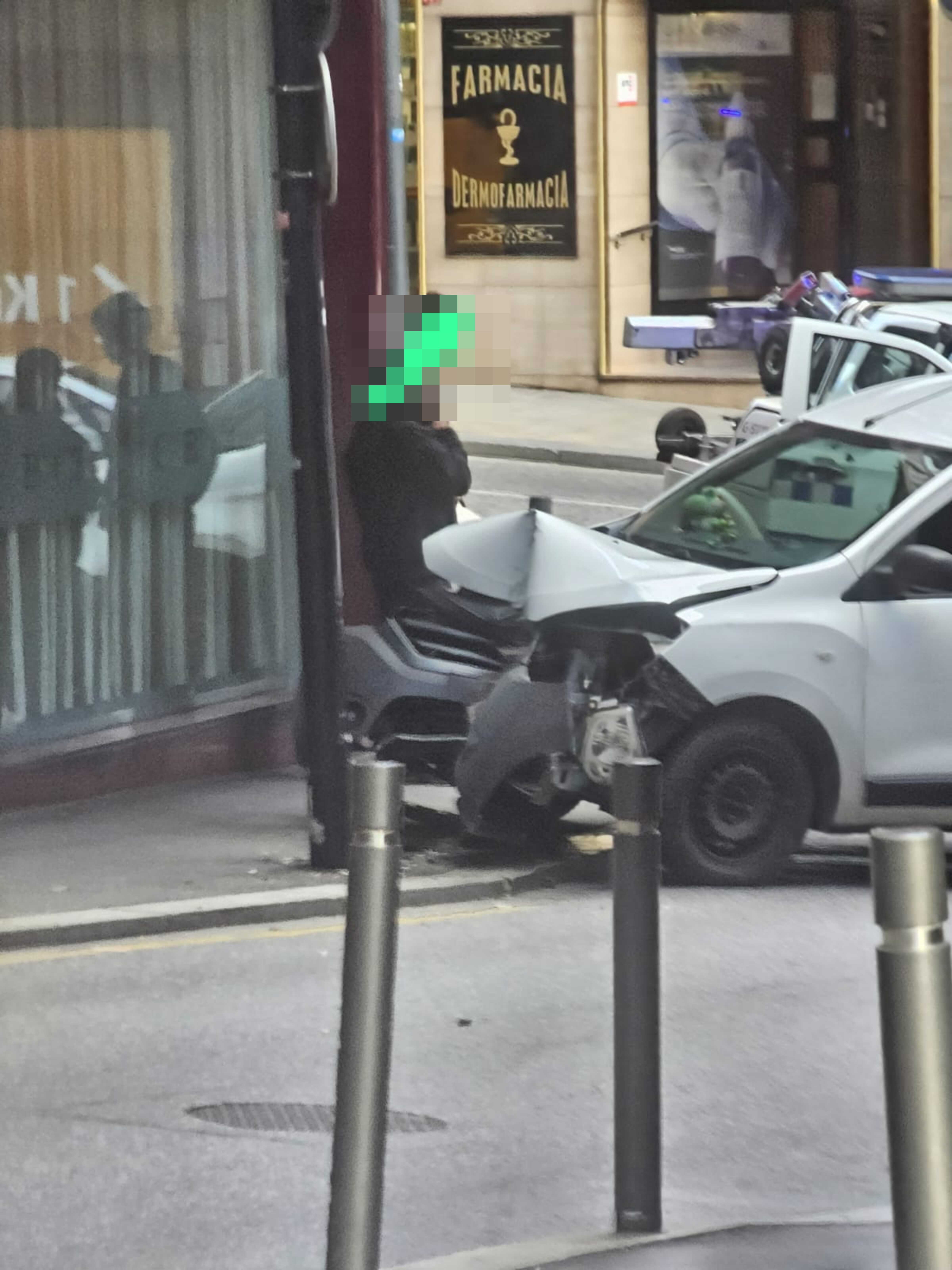 El vehicle encara amorrat al fanal.