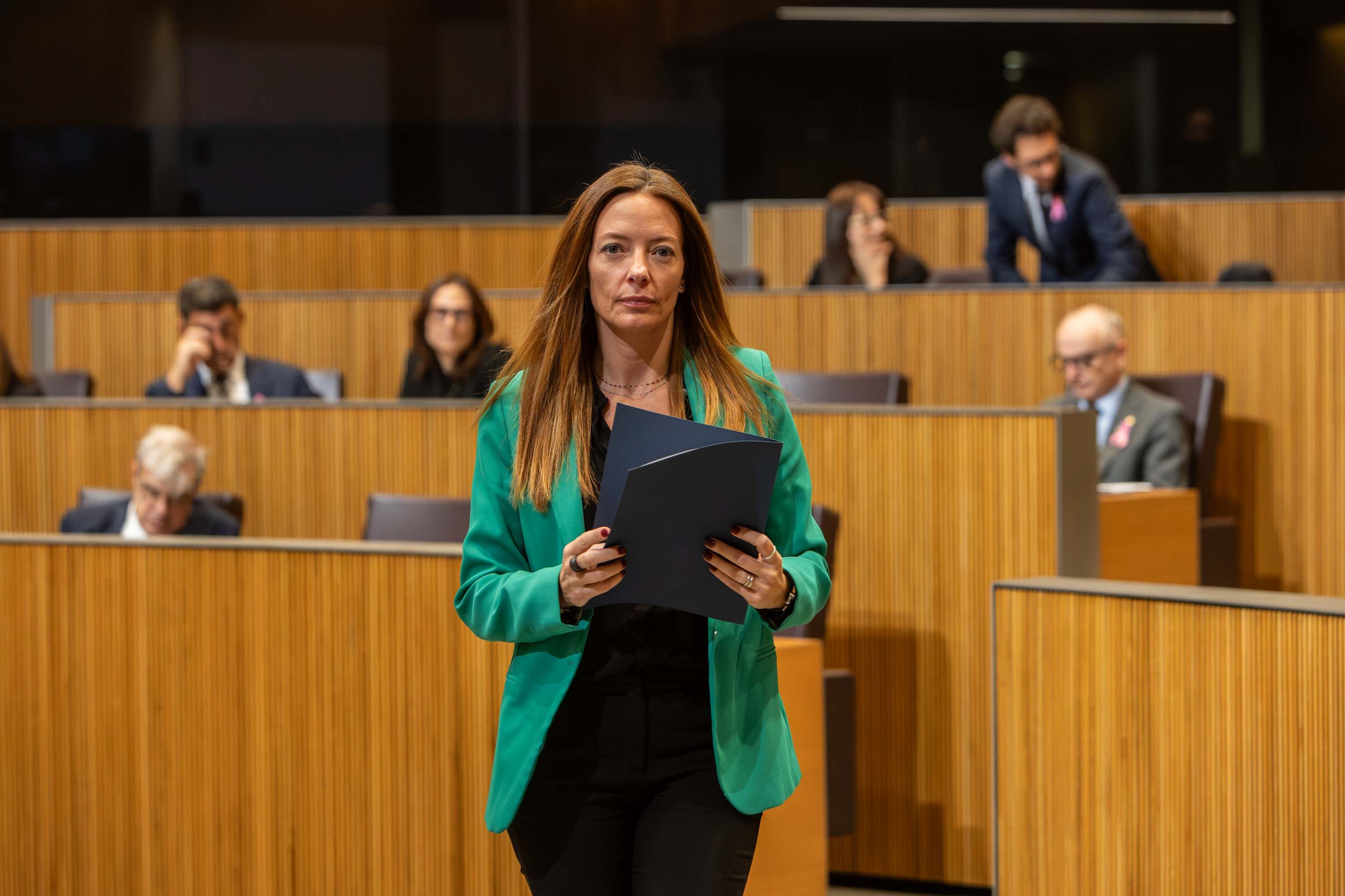 Helena Mas, dirigint-se al faristol. Helena Mas, dirigint-se al faristol.
