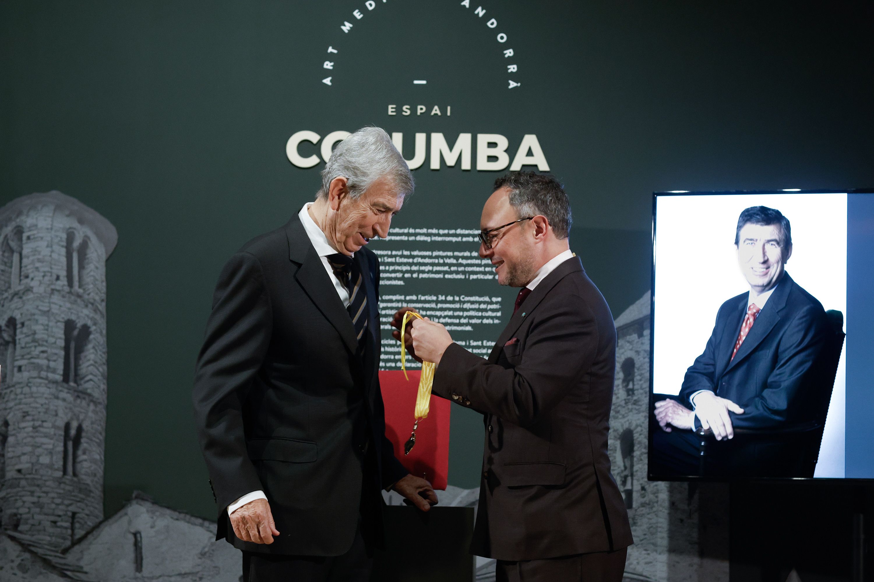 Espot imposa la Creu dels Set Braços a l'excap de Govern Albert Pintat. Espot imposa la Creu dels Set Braços a l'excap de Govern Albert Pintat.