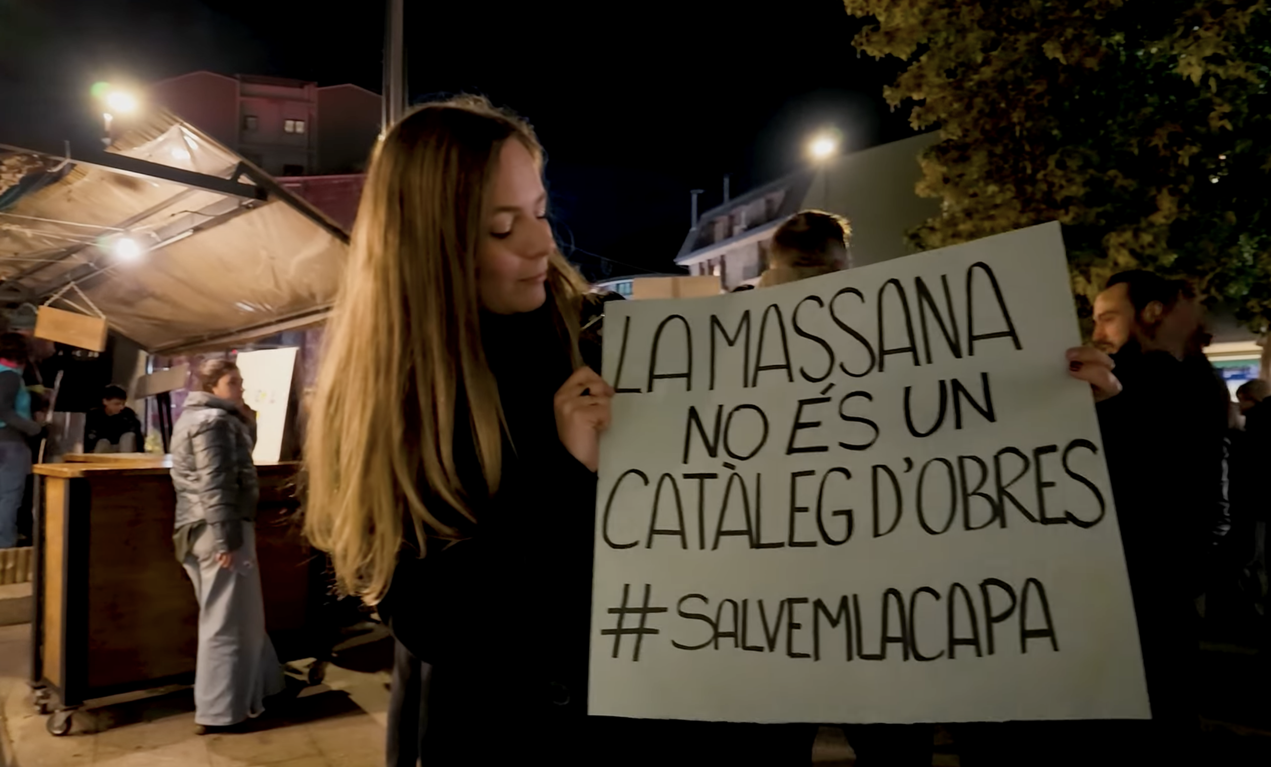 Una de les participants en la concentració en contra del mirador de l'Alt de la Capa.