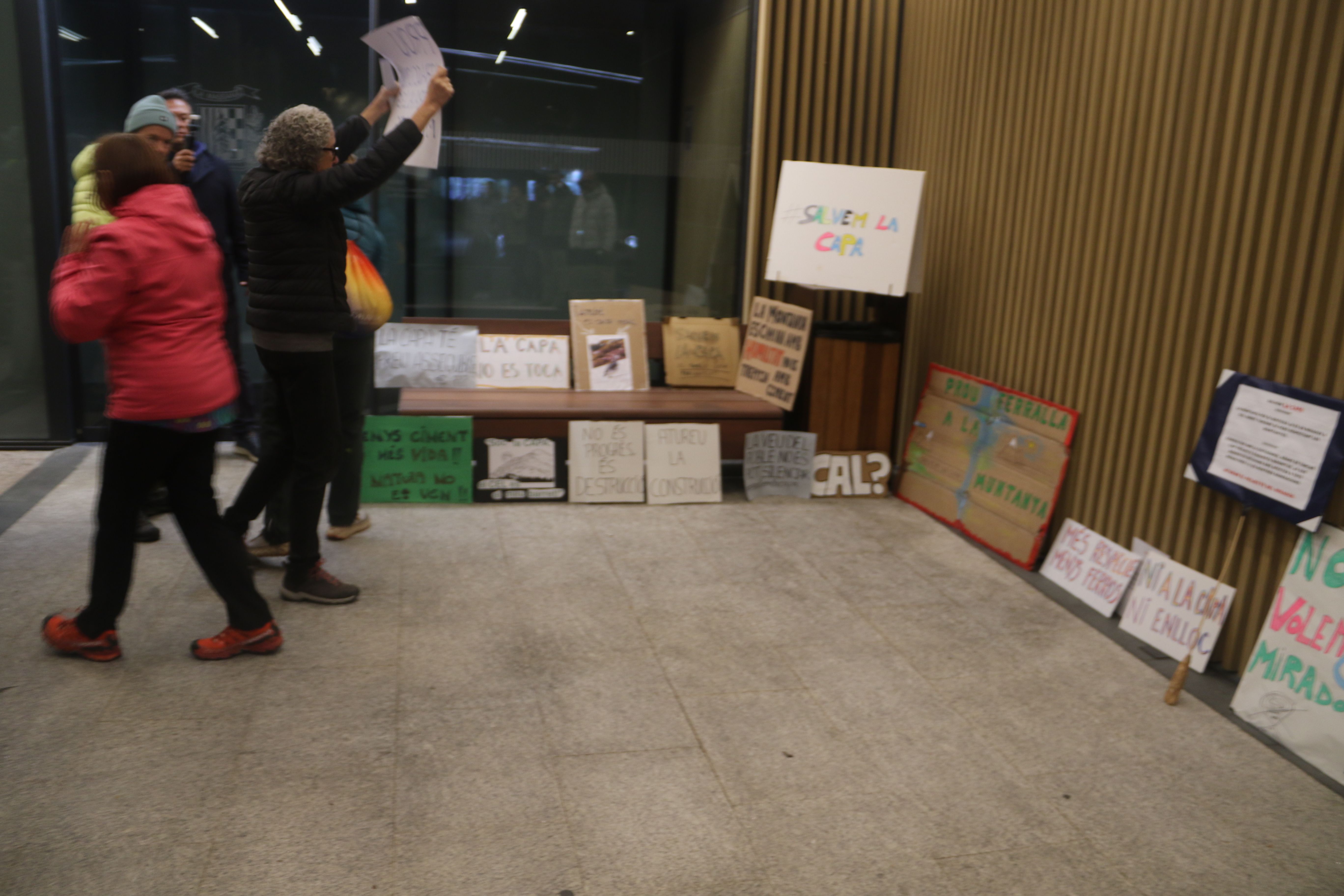 Dipositant les pancartes davant el comú.