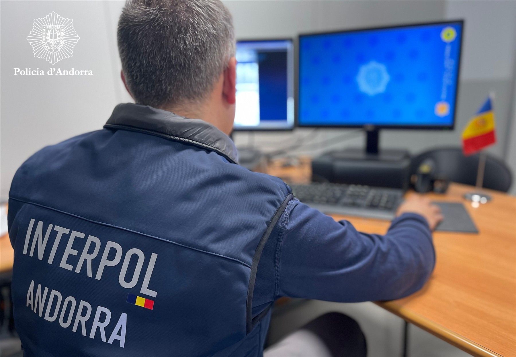 El responsable d'Interpol que ha hagut de formalitzar la detenció, en el seu despatx.