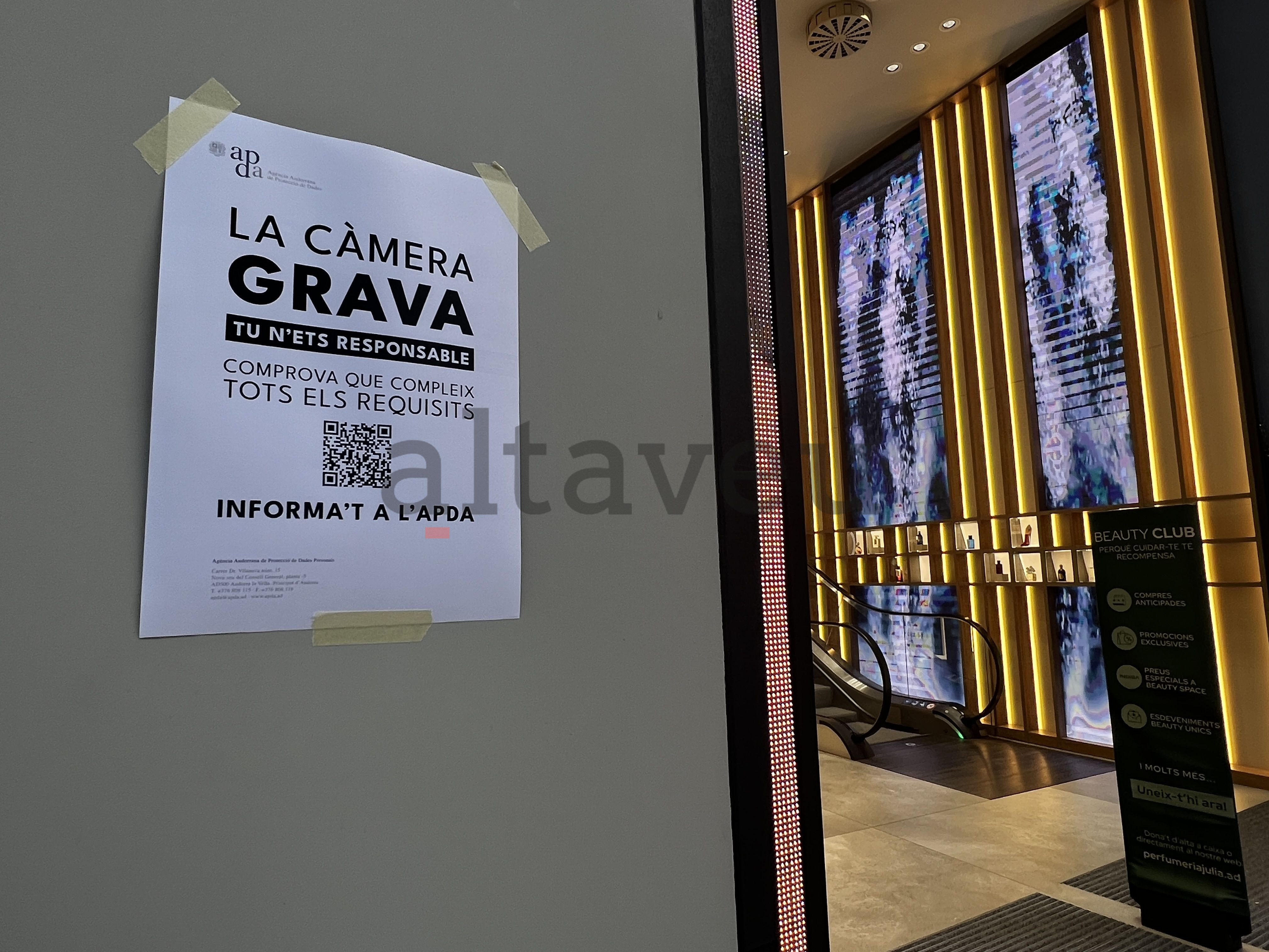 El cartellet 'casolà' en un establiment de l'avinguda Meritxell.