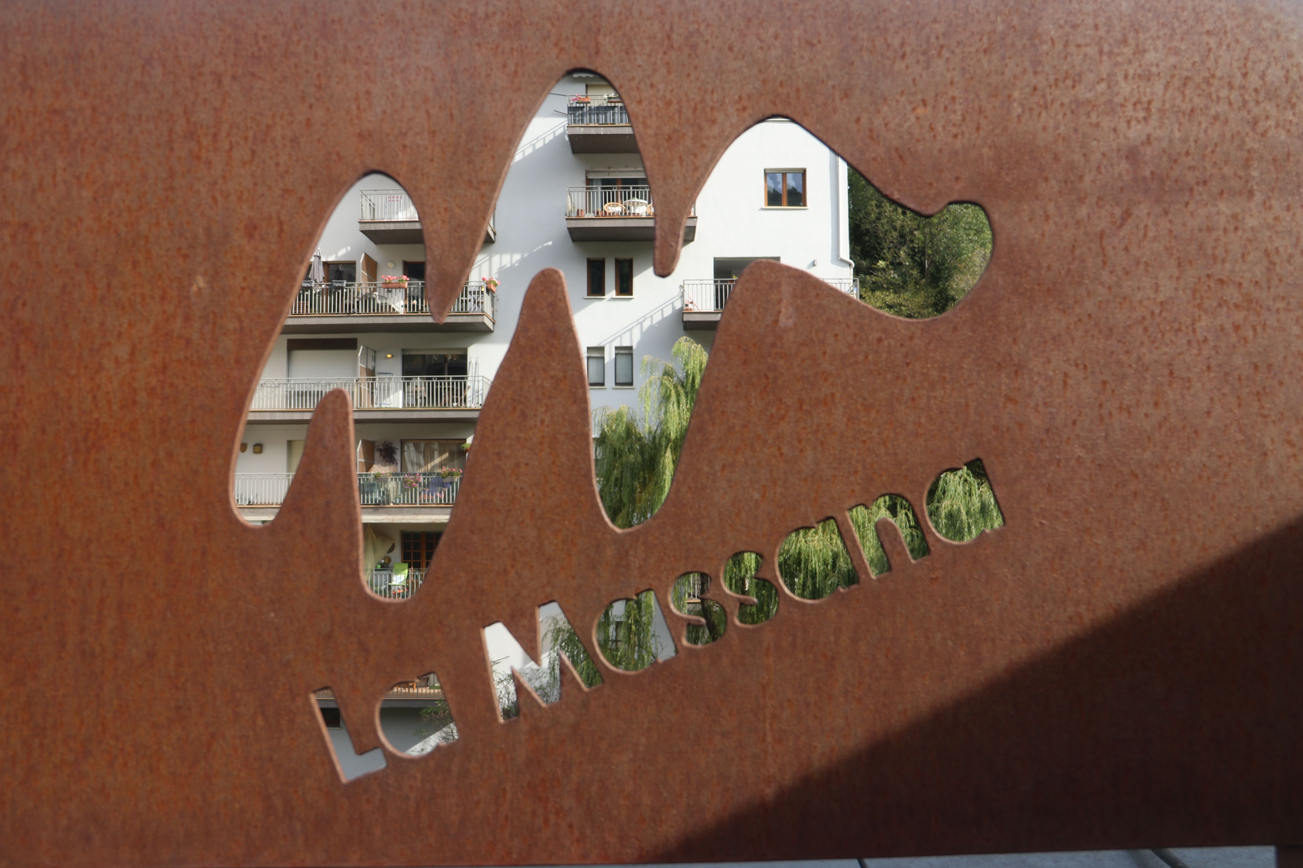 Un edifici de la Massana vist des de la plaça de les Fontetes. Un edifici de la Massana vist des de la plaça de les Fontetes.