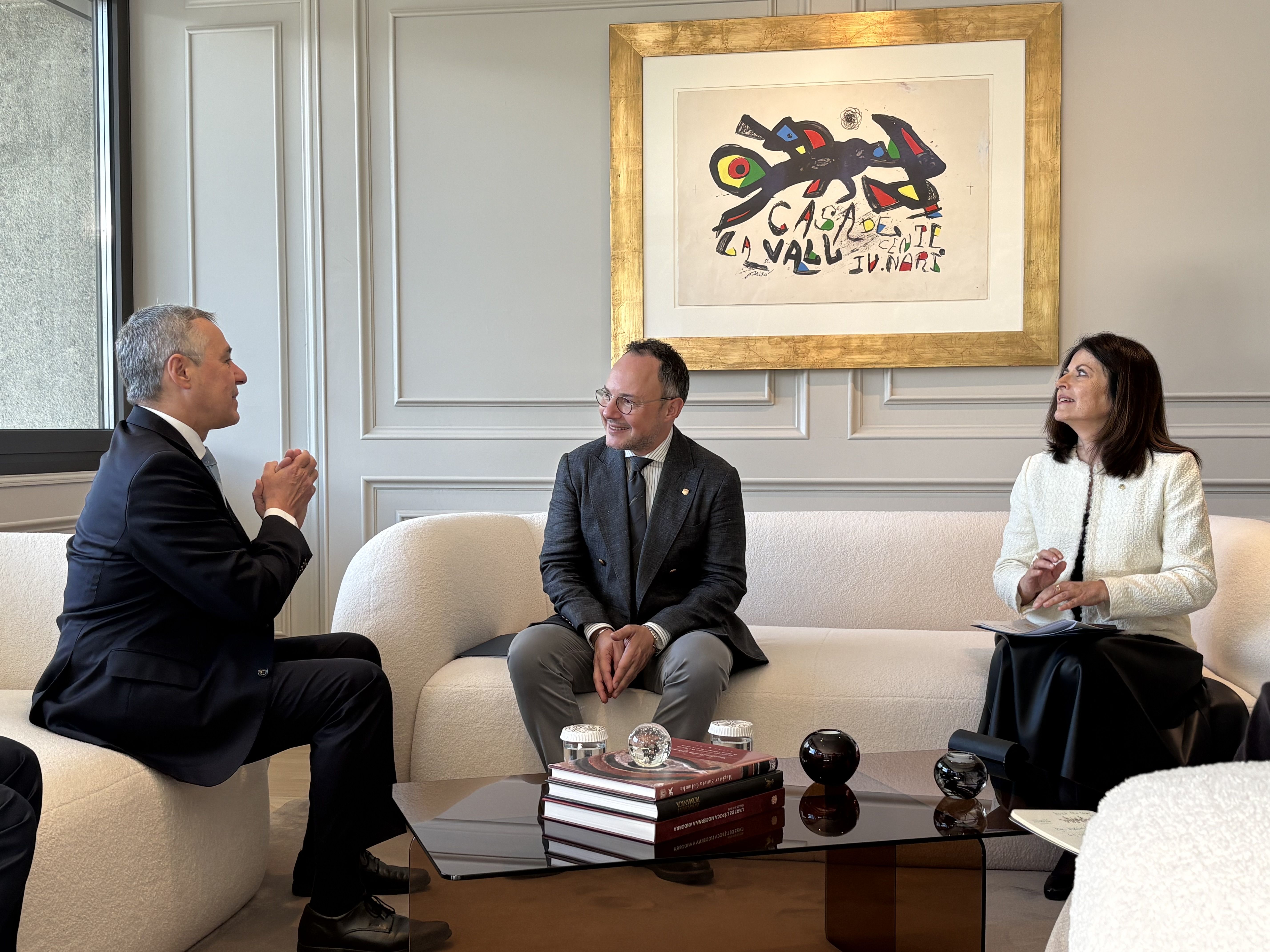 El Vicepresident del Consell federal de Suïssa i Cap del Departament federal d’Afers Exteriors Ignazio Cassis, amb el cap de Govern, Xavier Espot i la ministra d'Afers Exteriors, Imma Tor, aquest migdia al despatx del cap de govern.
