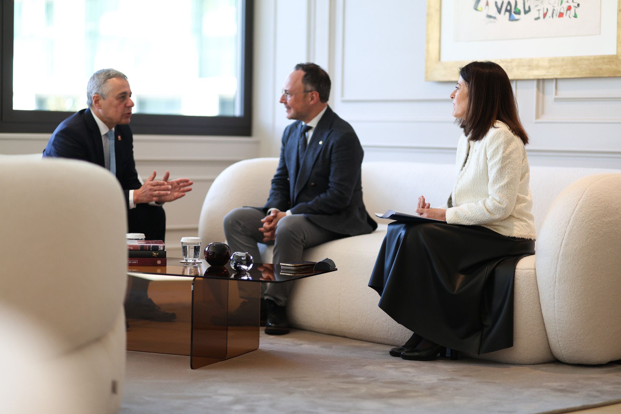 El Vicepresident del Consell federal de Suïssa i Cap del Departament federal d’Afers Exteriors Ignazio Cassis, amb el cap de Govern, Xavier Espot i la ministra d'Afers Exteriors, Imma Tor, aquest migdia al despatx del cap de govern.