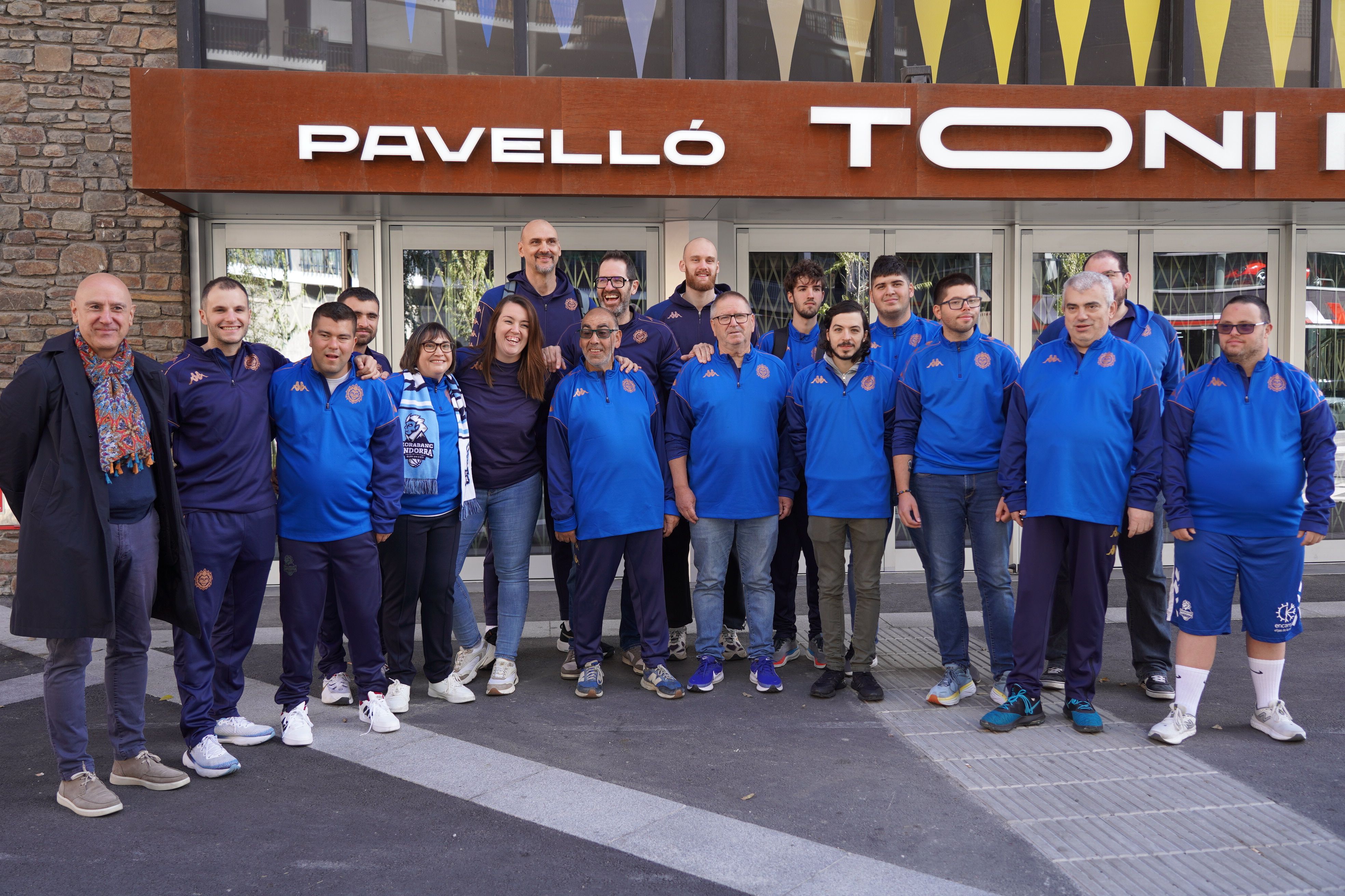 Els jugadors de l'equip de capacitats especials, a punt de posar rumb a Badalona. 