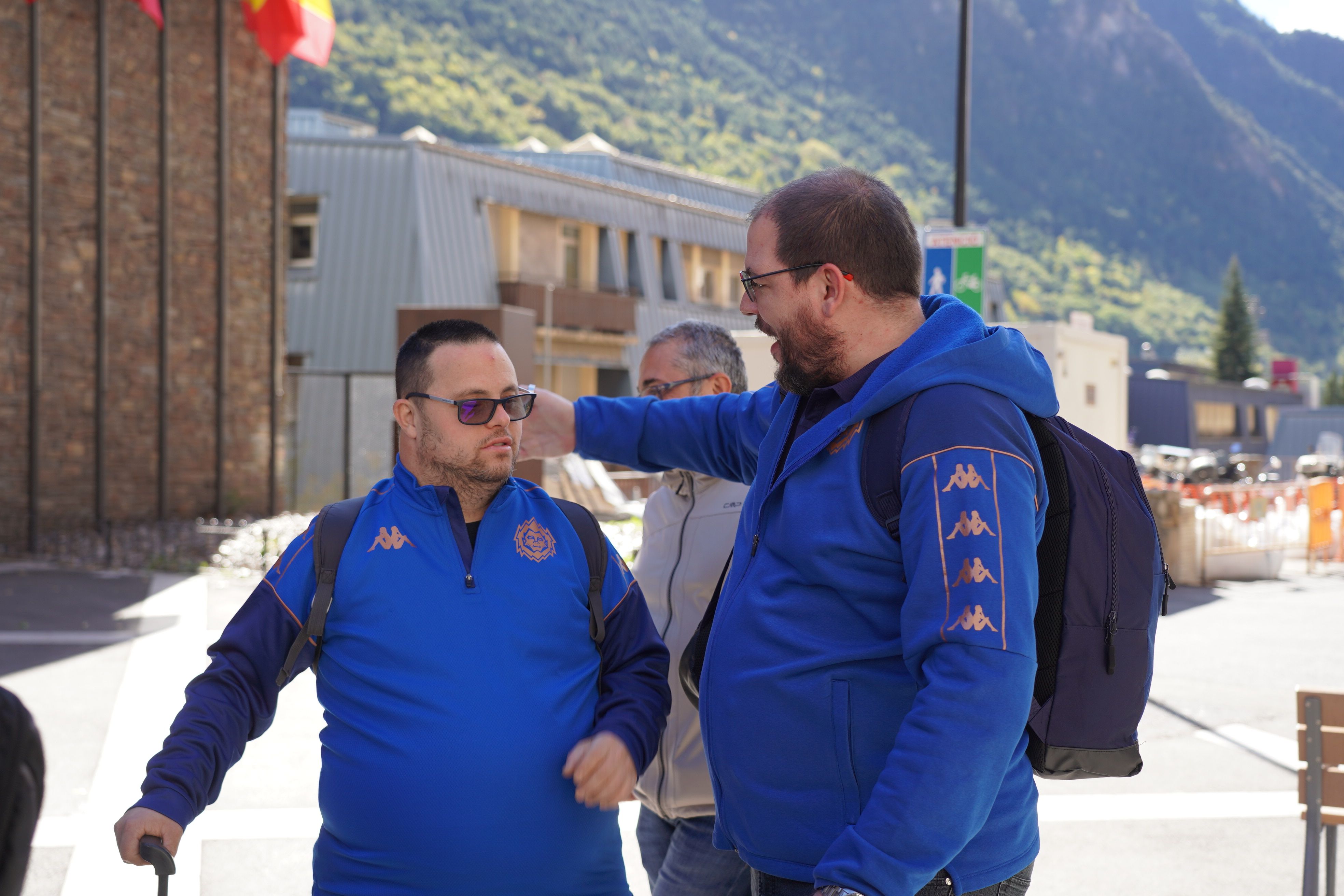 El tècnic Carles Segués, saludant-se amb Gerard Amat abans de pujar a l'autobús. La portaveu del Sindicat, Rebeca Bonache.
