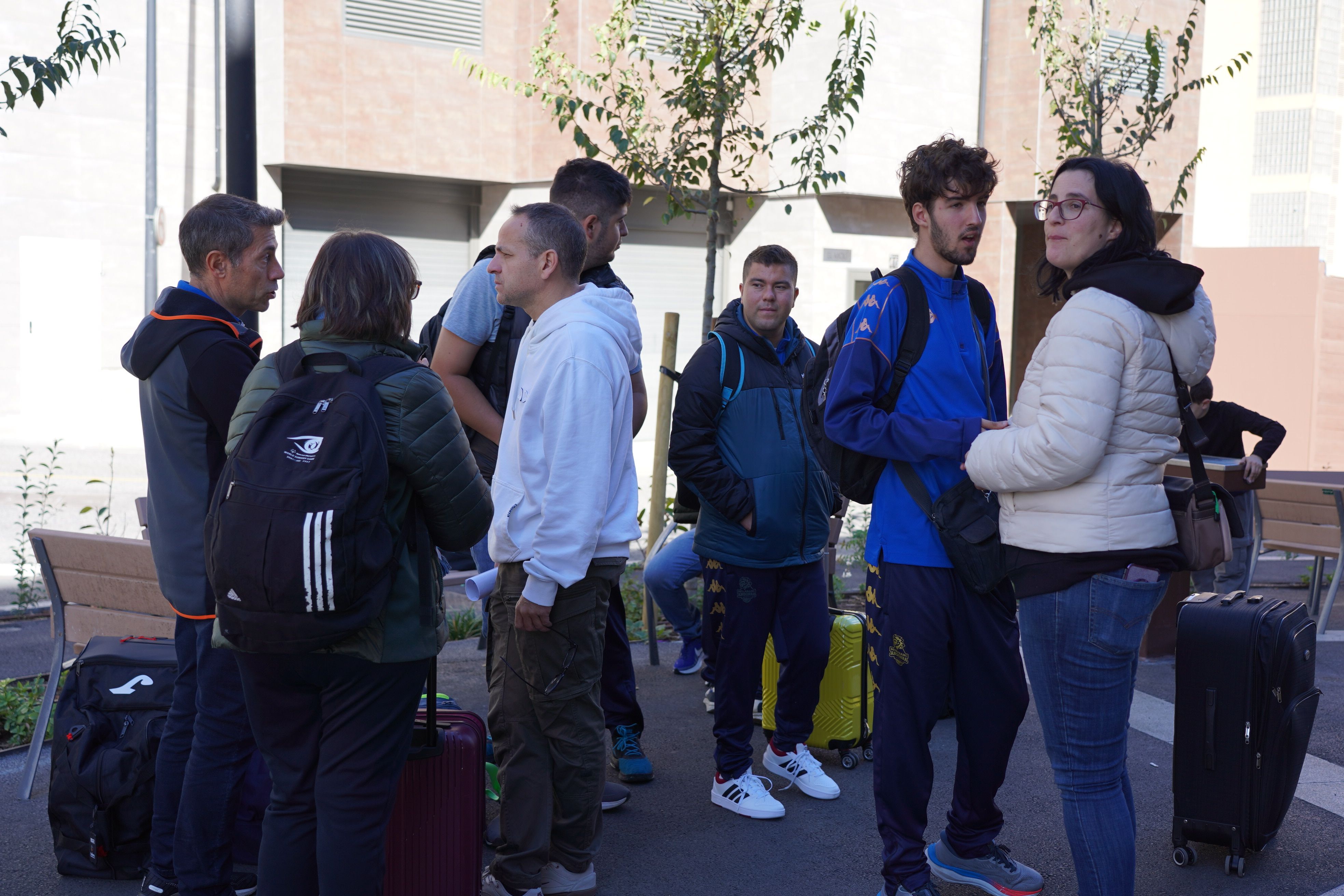Els primers en arribar a la convocatòria, esperant la resta de l'expedició. Els primers en arribar a la convocatòria, esperant la resta de l'expedició.
