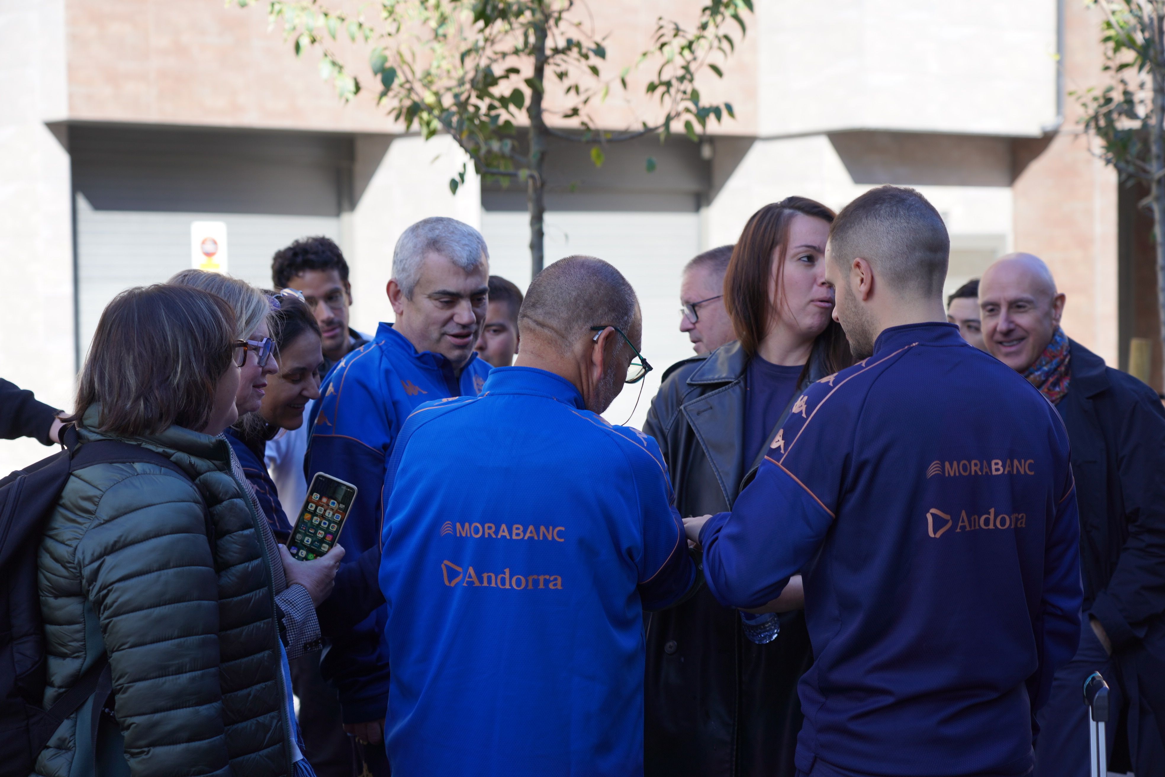 Retrobaments abans de posar rumb cap a Badalona. Retrobaments abans de posar rumb cap a Badalona.