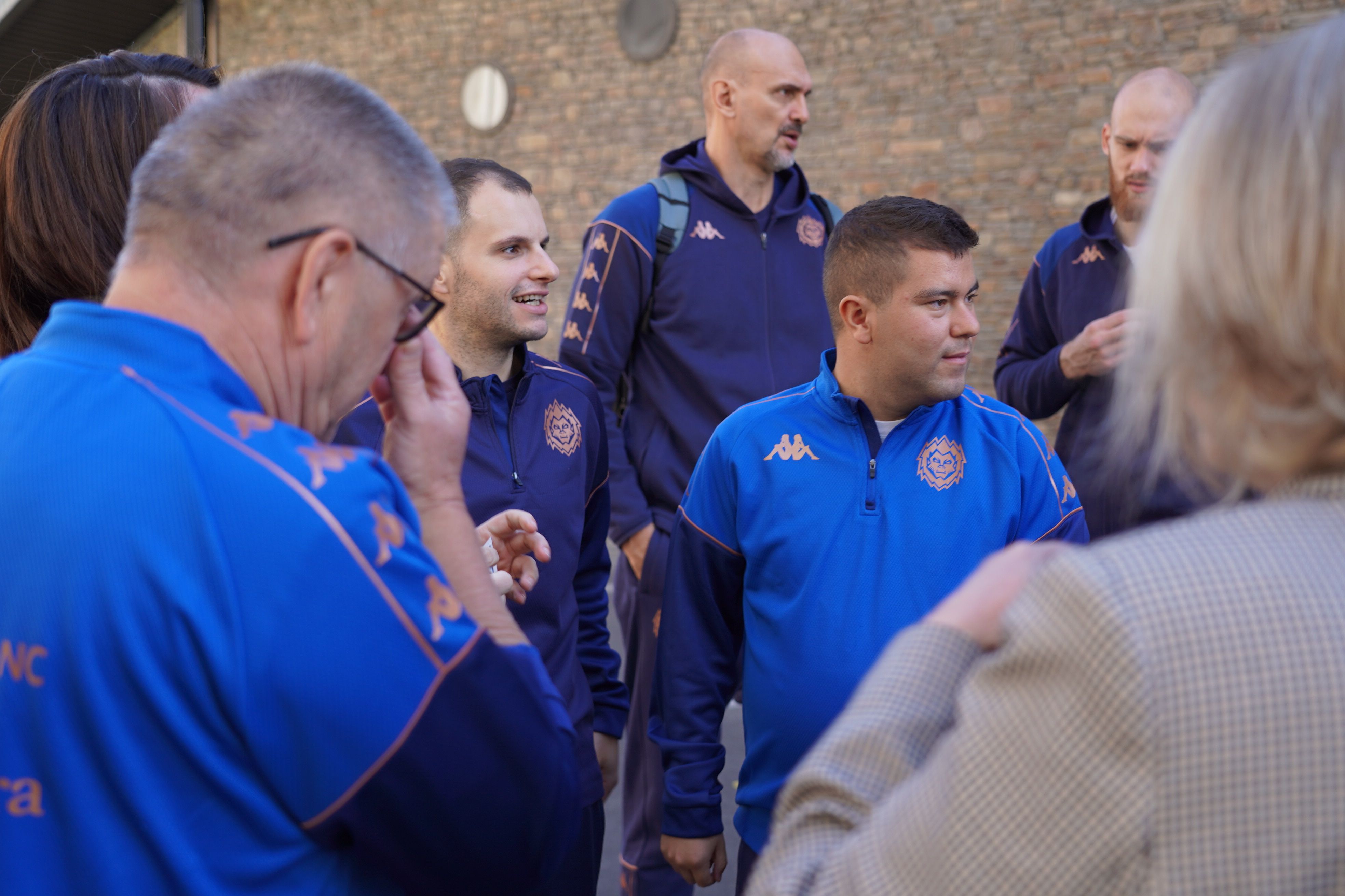 Jandro, Tabak i Mutic, amb la resta de l'equip. Jandro, Tabak i Mutic, amb la resta de l'equip.