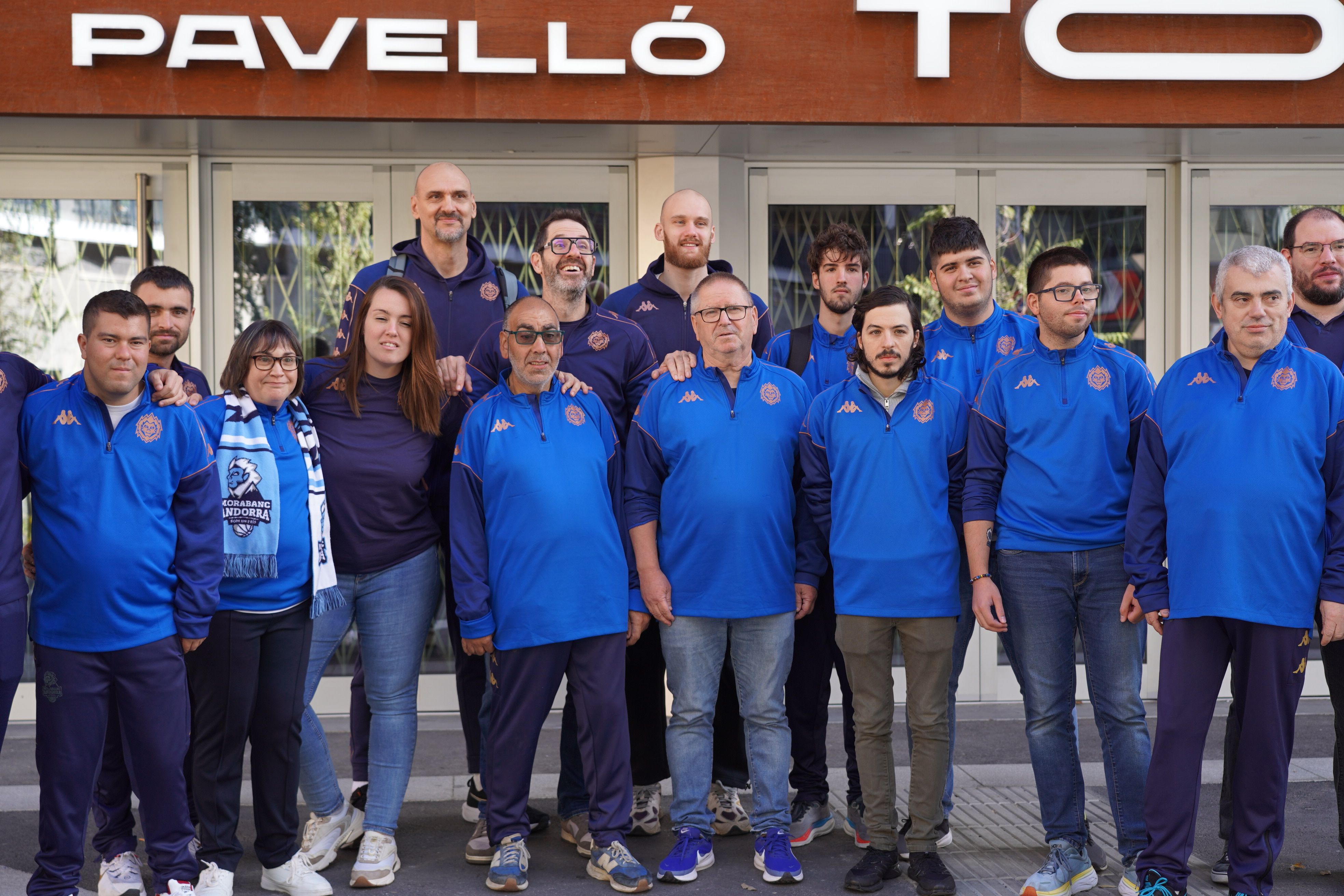 Fotografia oficial de l'equip davant el pavelló de casa. Fotografia oficial de l'equip davant el pavelló de casa.