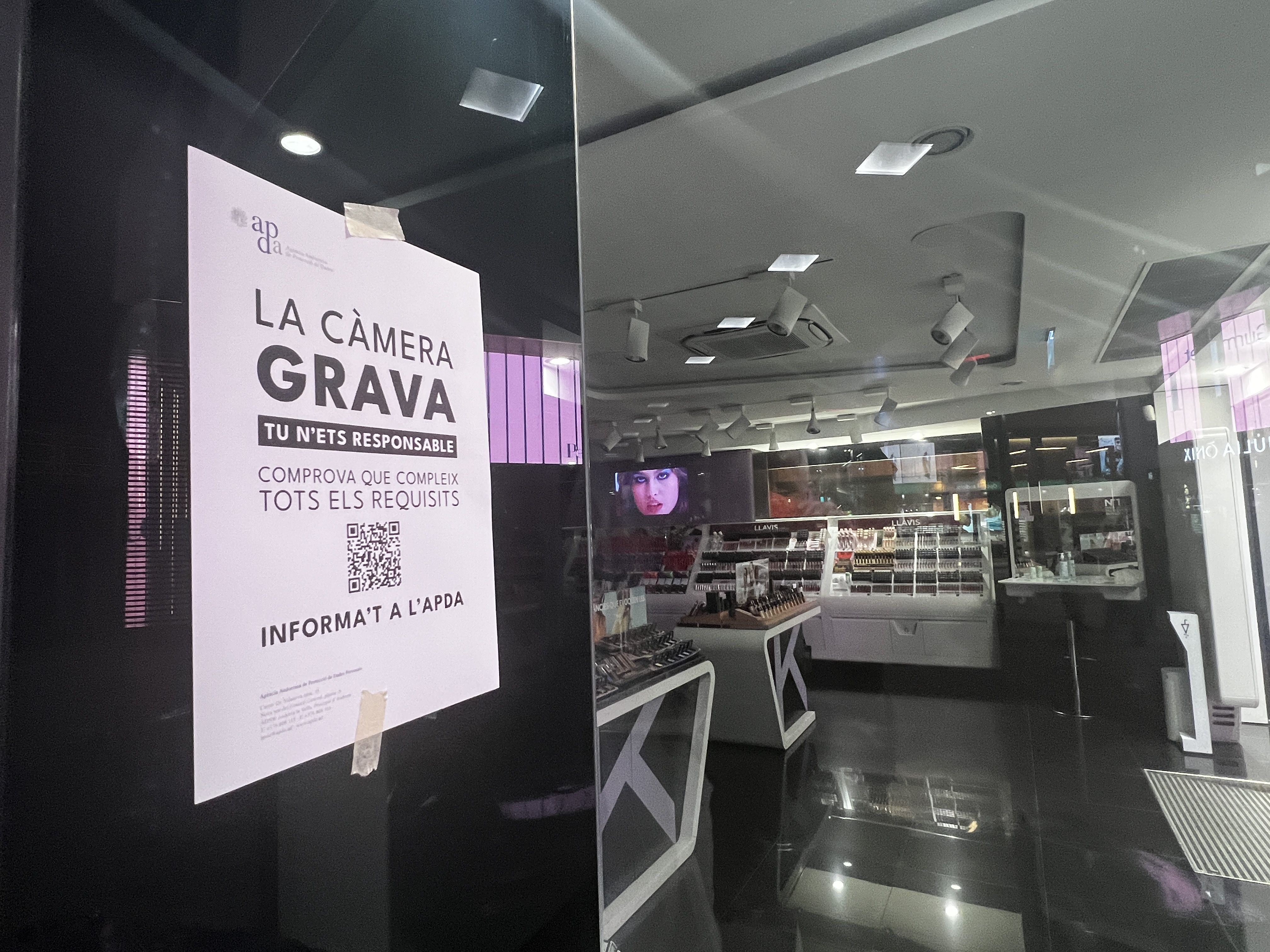 Un dels cartells encara enganxats aquesta nit de divendres.