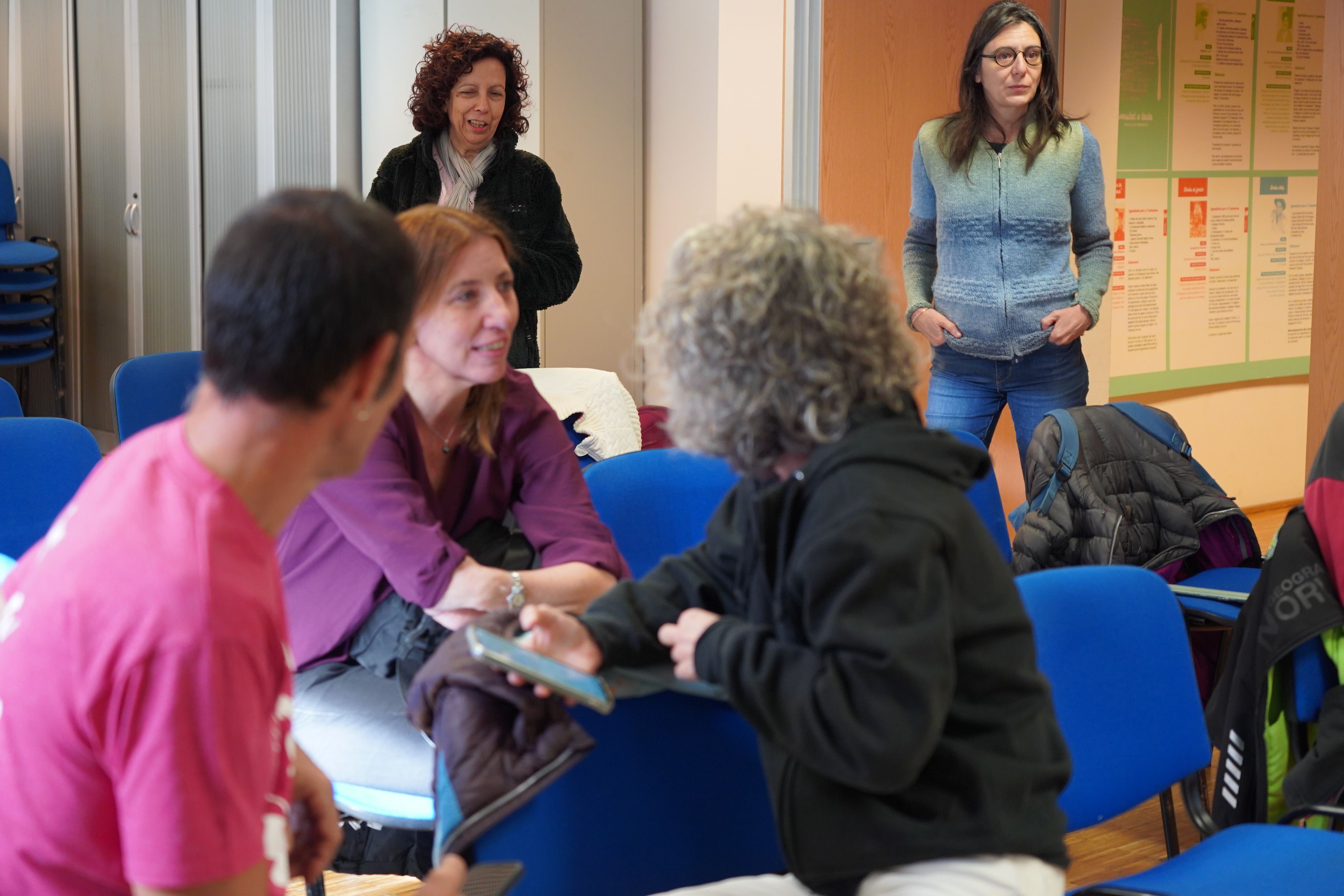 La guanyadora de la darrera edició, Erika Colomer, conversant amb altres participants. La guanyadora de la darrera edició, Erika Colomer, conversant amb altres participants.